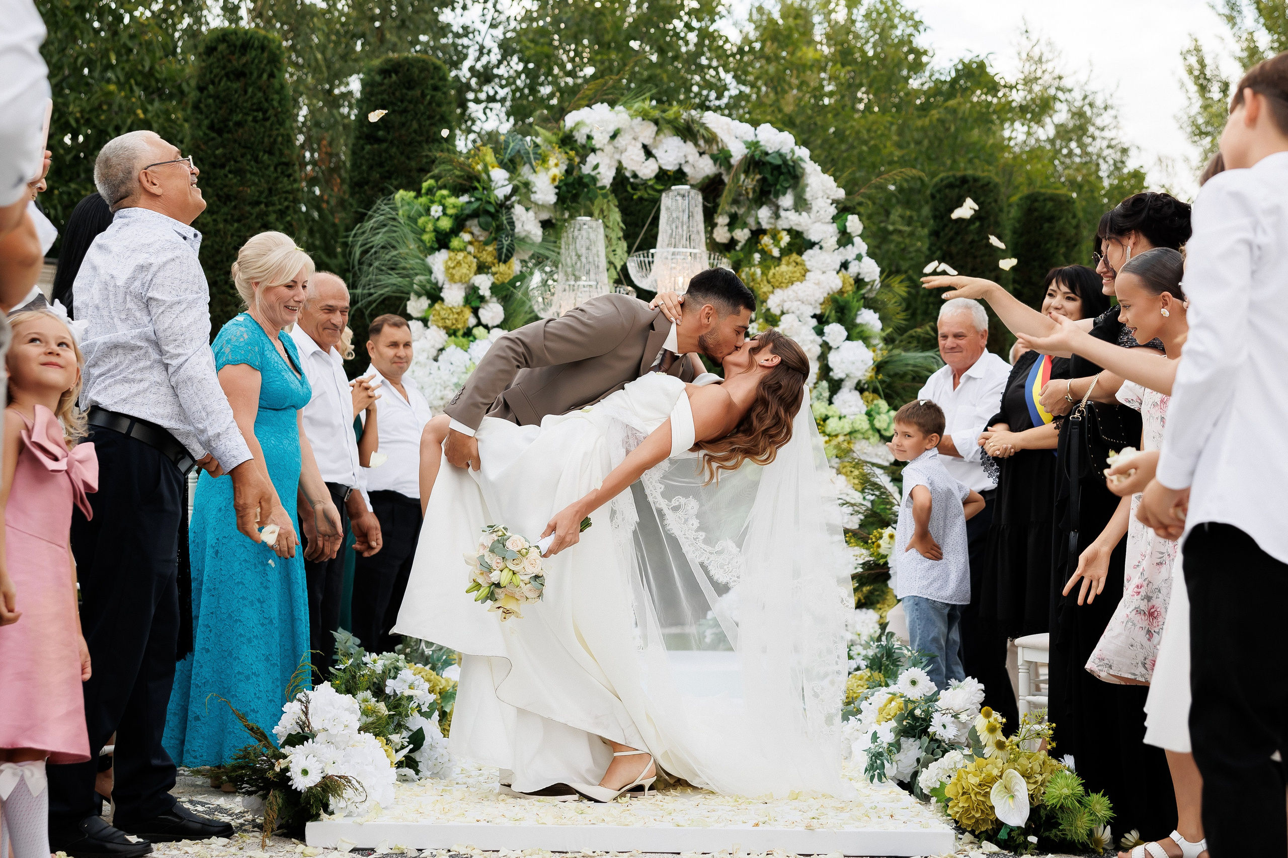 Eugen & Livia — Grand Elysee — Wedding Day. Servicii Foto și Video 067188353