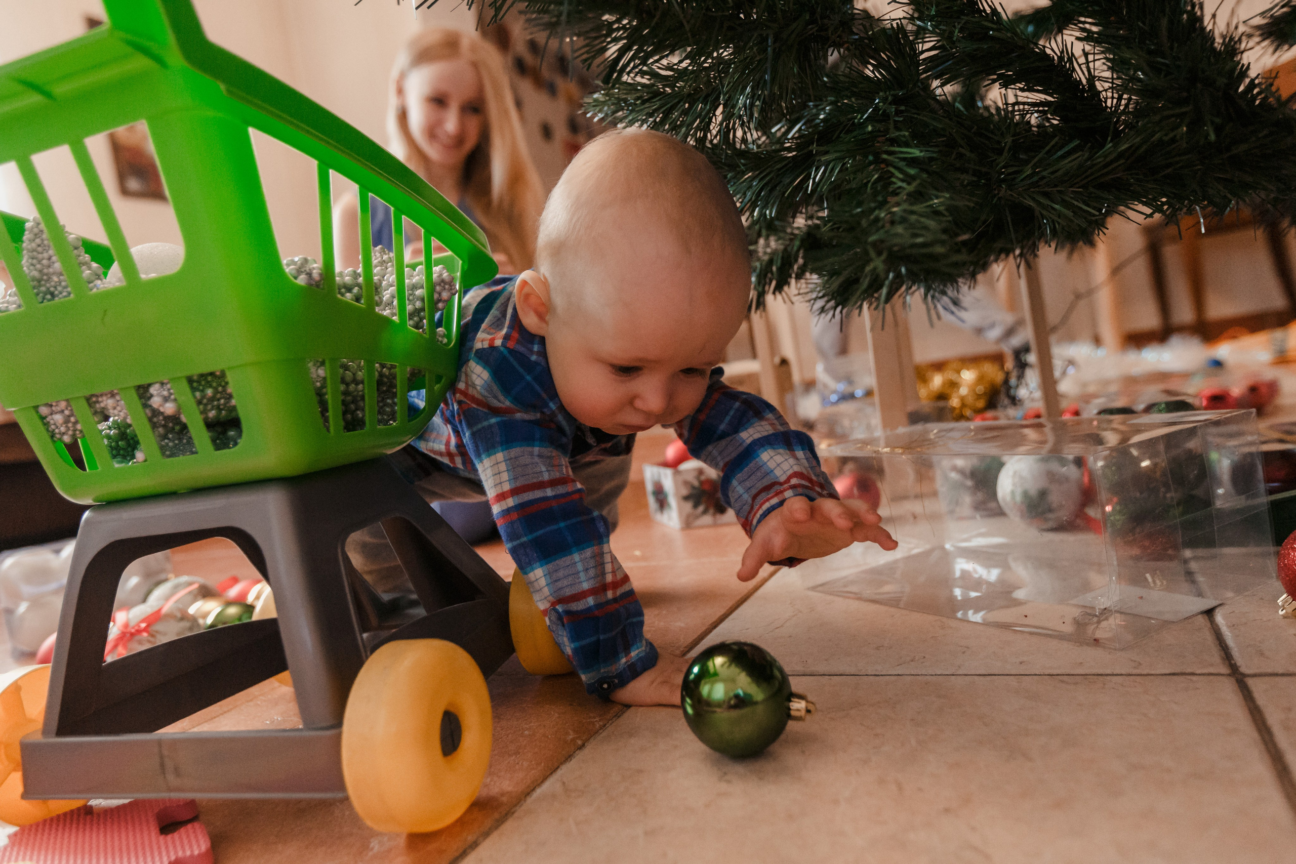 Preparándose para la Navidad. Fotógrafo de retrato, familia y reportajes en Valencia | España | Europa Vitalii Lumier