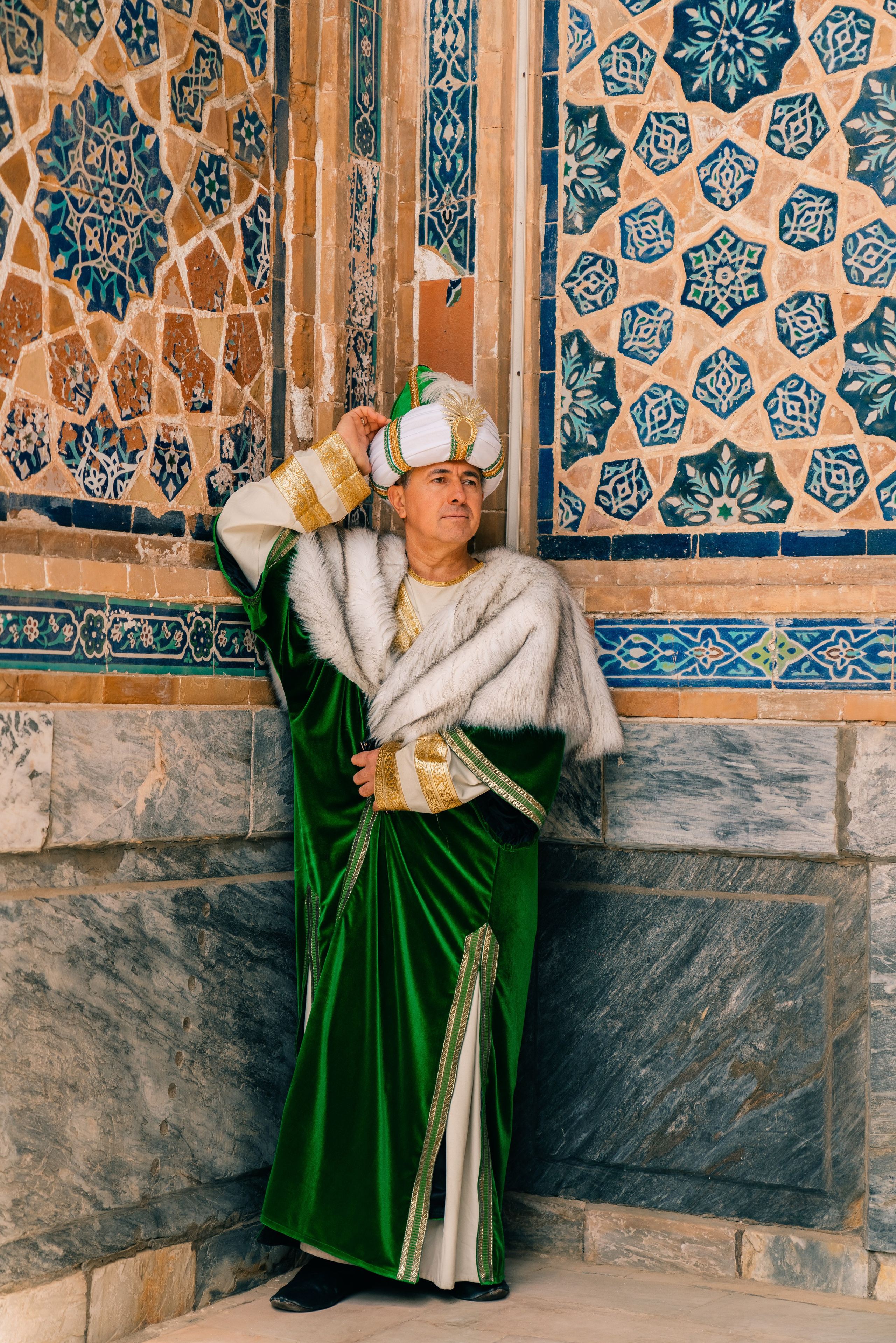 Мужчина в королевском восточном уборе с меховым халатом. Фотограф в Узбекистане и Самарканде Джасур Марупов