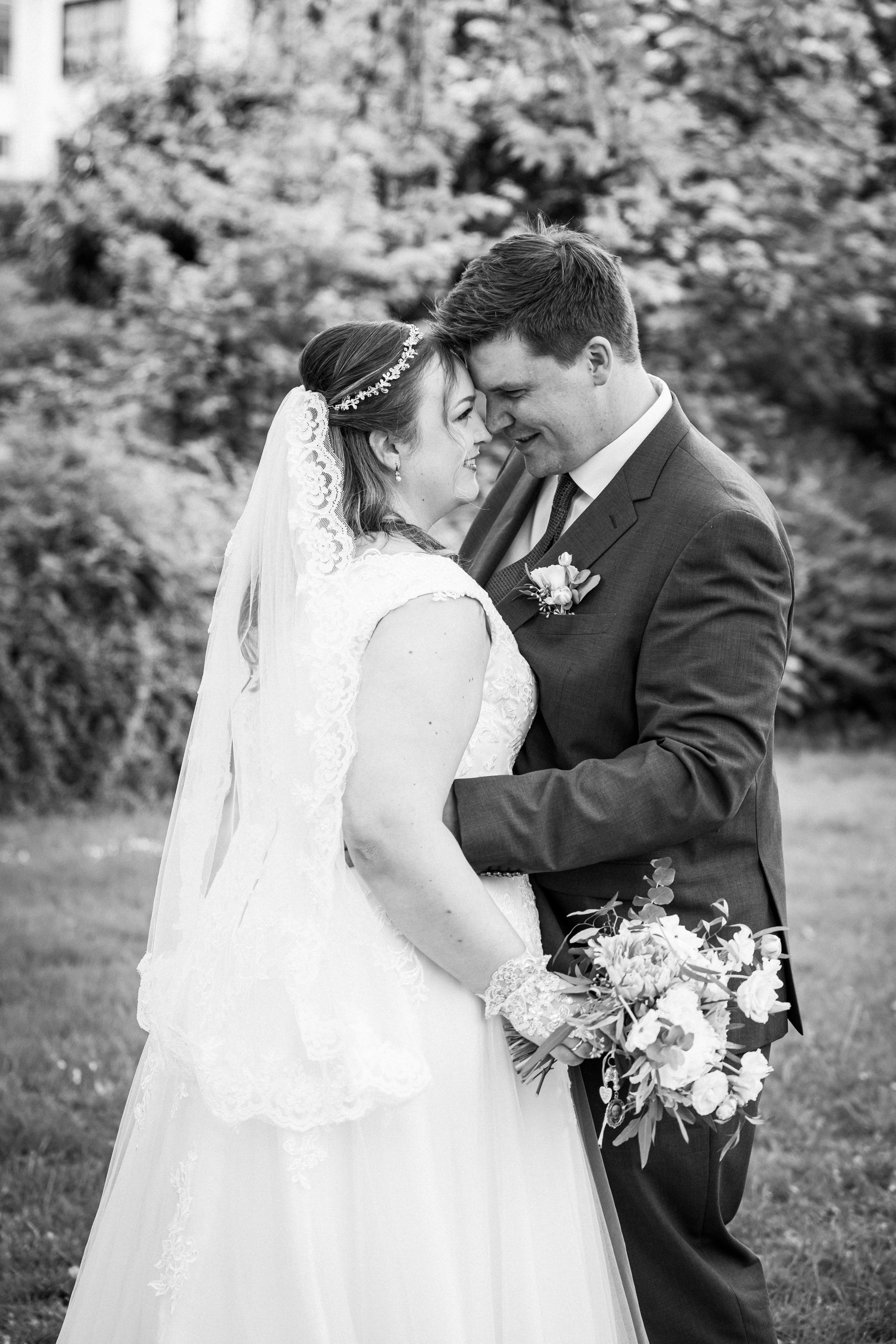 Kirchliche Trauung in Oerlinghausen – Emotionale Hochzeitsfotos & Stilvolle Reportagen!. Hochzeitsfotografin in Gütersloh | Authentische Hochzeitsreportagen | TK Photographie