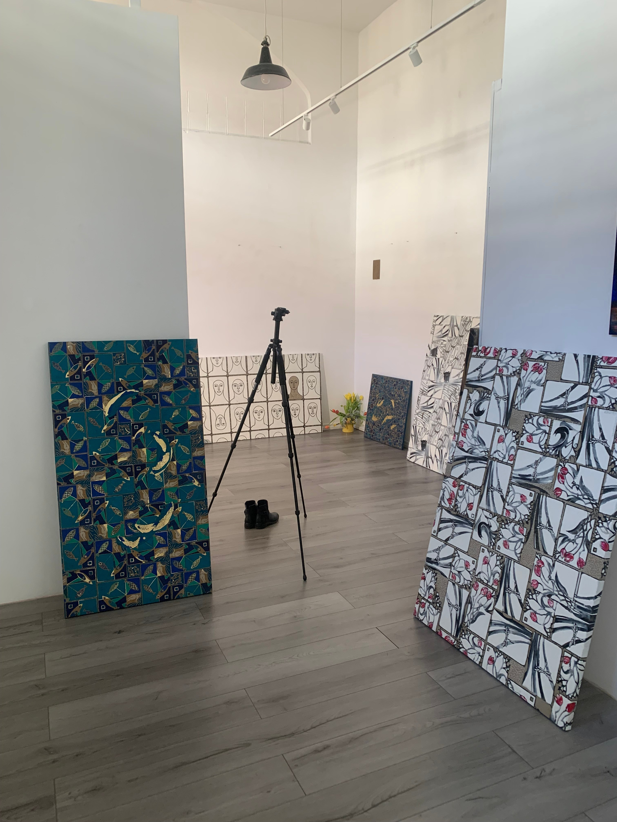 Opera su tela “Merli e Tulipani”, 90×130 cm, tecnica mista con linoleografia manuale, ricamo e olio spesso, composizione decorativa a pattern floreale, forte ritmo visivo, tulipani rossastri e merli neri, lavoro espositivo di grande presenza.