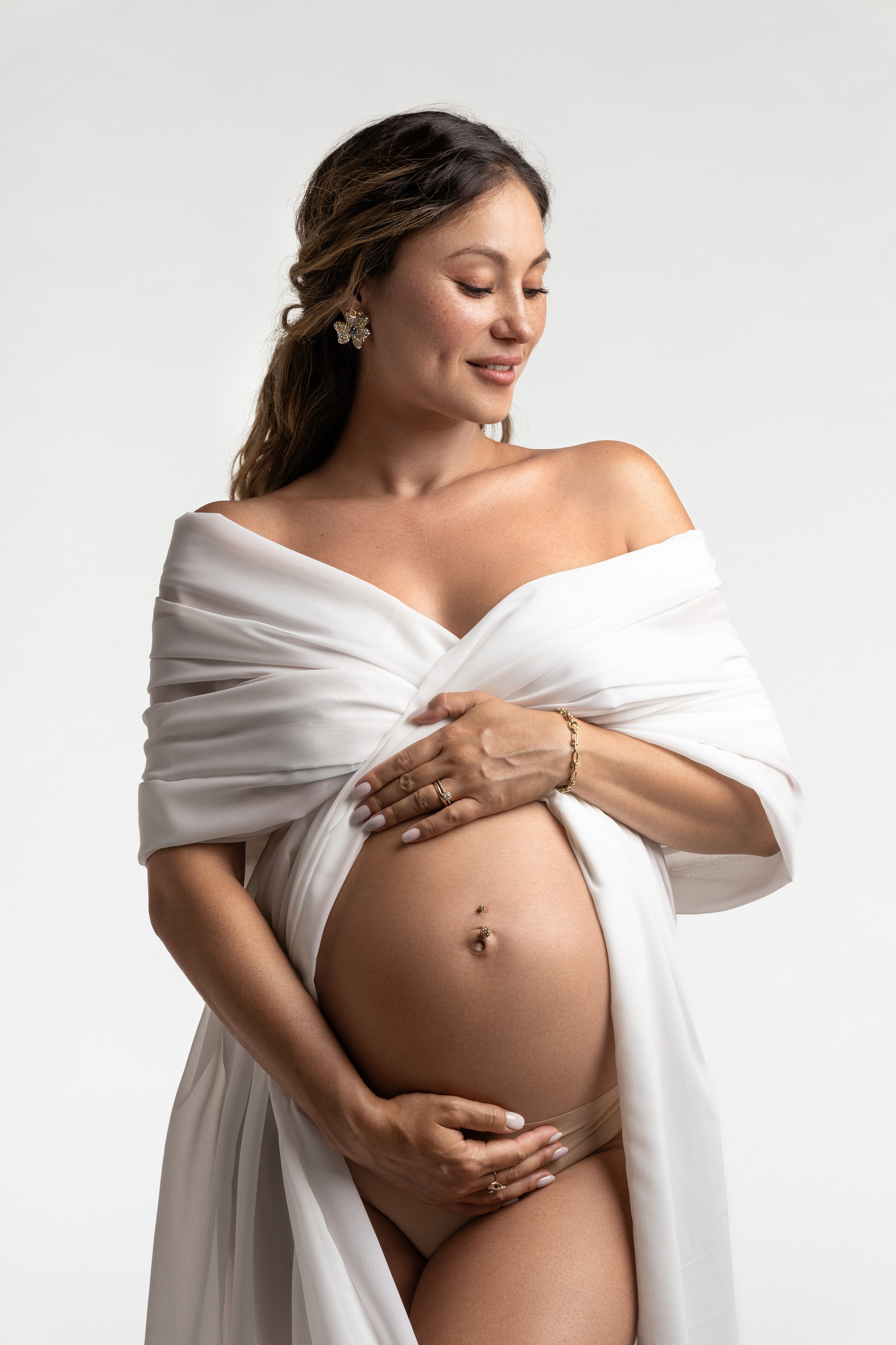 Babybauch Fotoshooting. Anna, Fotografin aus Wien, Österreich. Ich fotografiere in folgenden Genres: Babybauch-, Familien-, Mode- und Weihnachtsfotografie