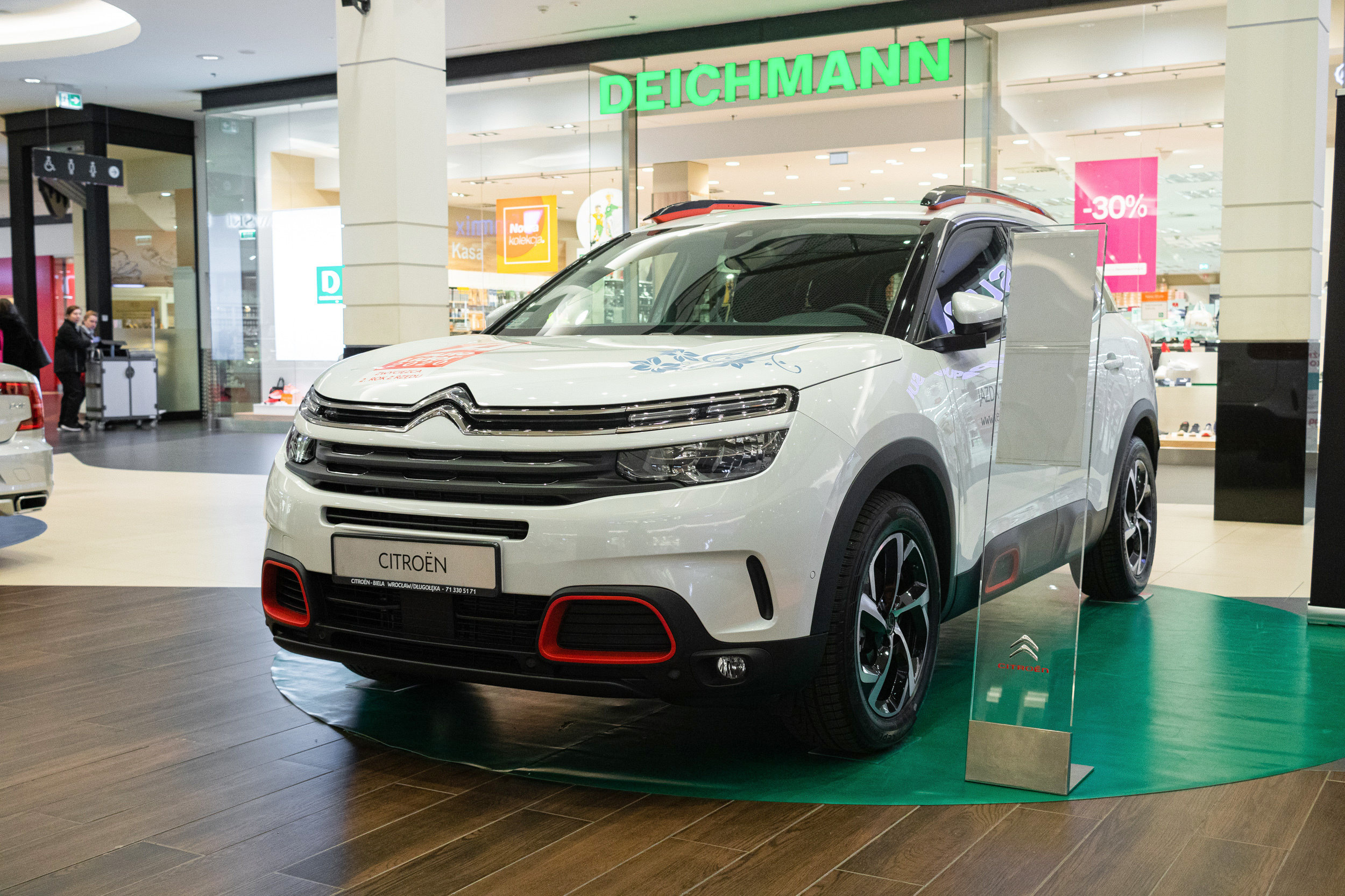 Wystawa aut, Magnolia park Wrocław. Dimitri Ilkov Photography — Capturing Life’s Moments in Edmonton, Cana