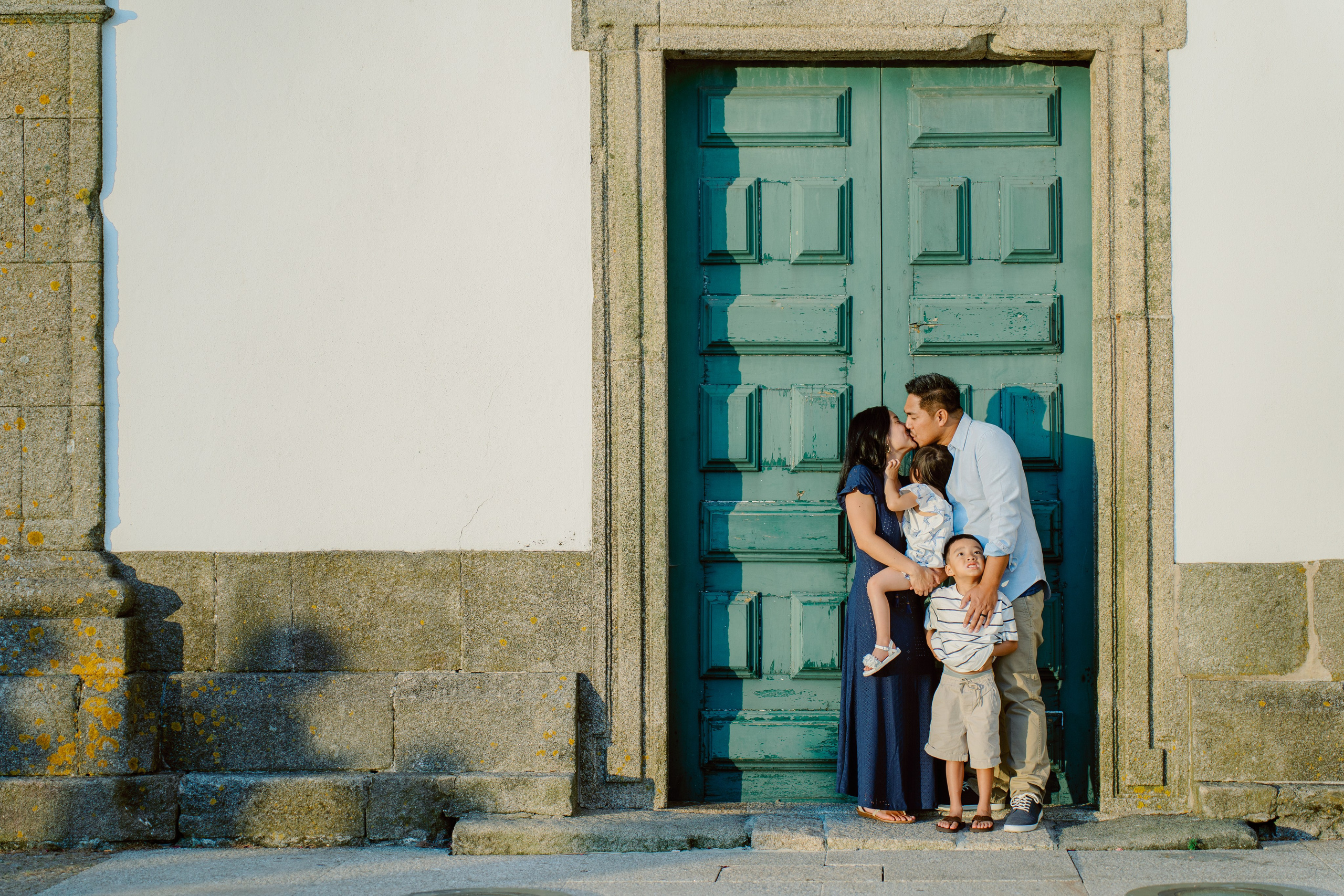 Family photo shoot in Porto. Photographer in Portugal Polina Gotovaya