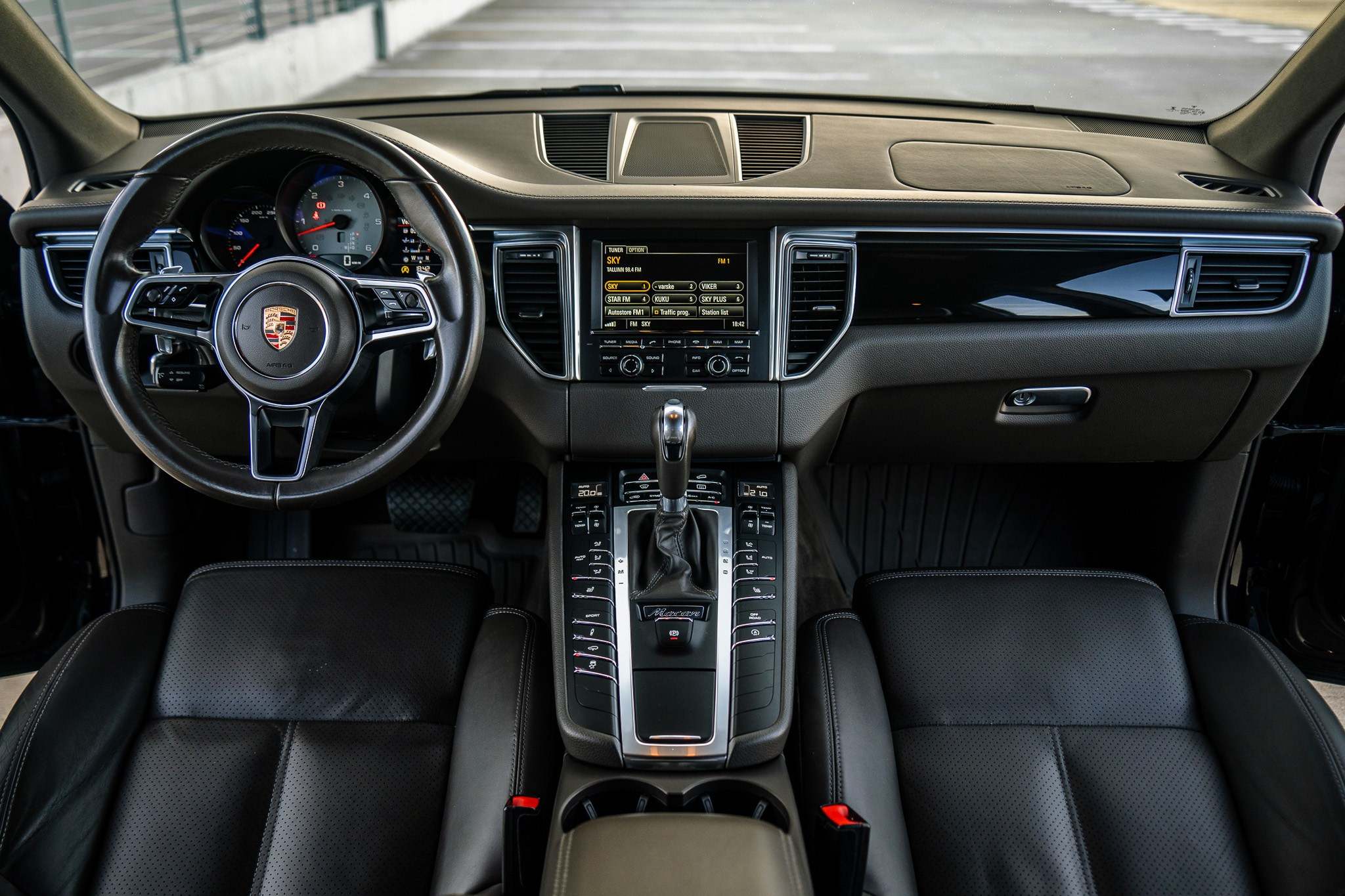 PORSCHE macan. LOHA VISUALS — AUTOMOTIVE PHOTOGRAPHY