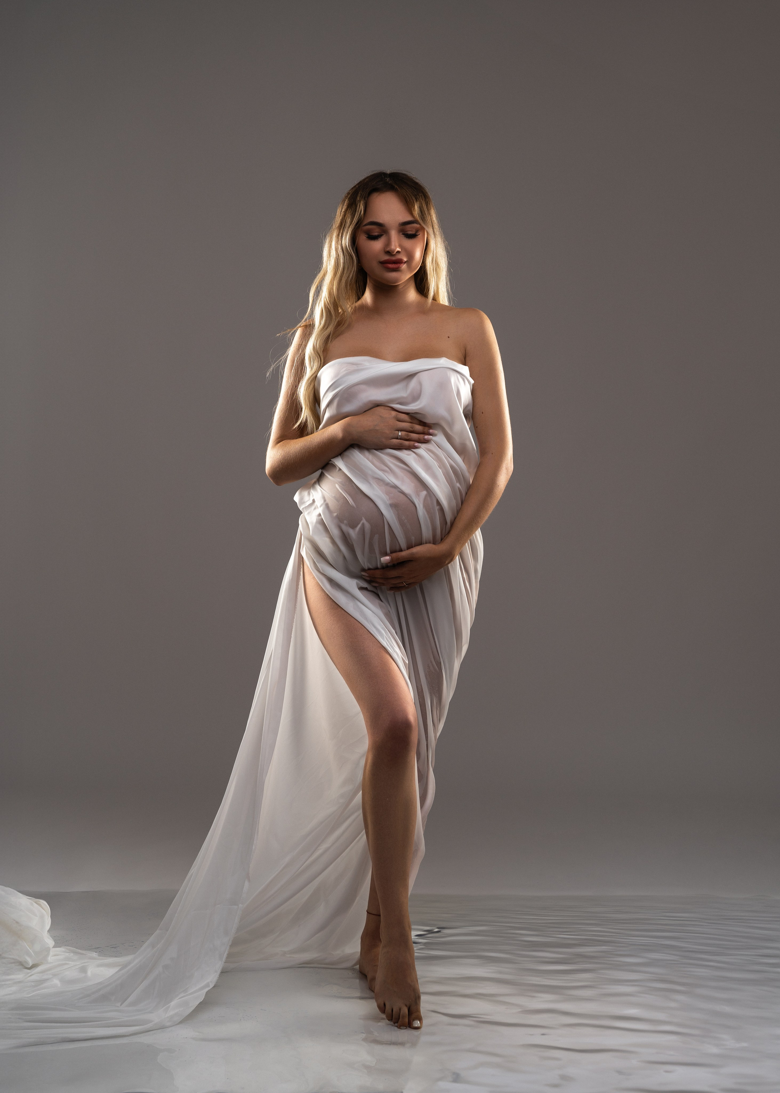 Babybauch Fotoshooting. Anna, Fotografin aus Wien, Österreich. Ich fotografiere in folgenden Genres: Babybauch-, Familien-, Mode- und Weihnachtsfotografie