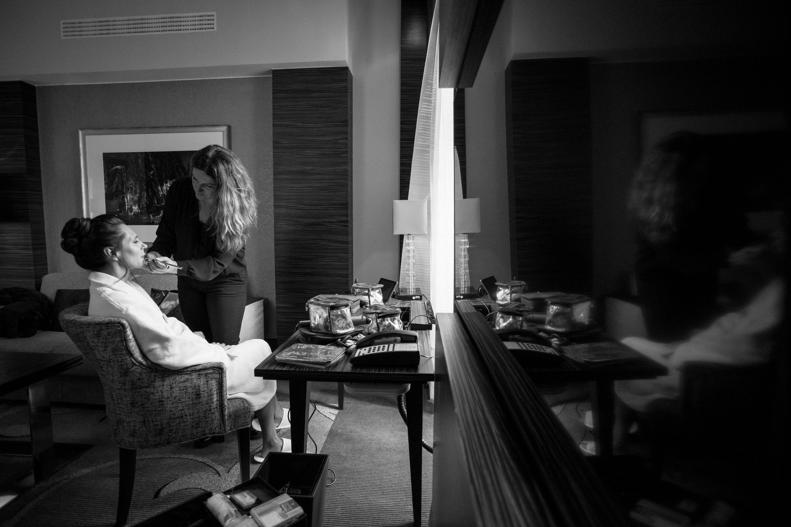 Braut beim Styling und Make-up während des Hochzeitsmorgens