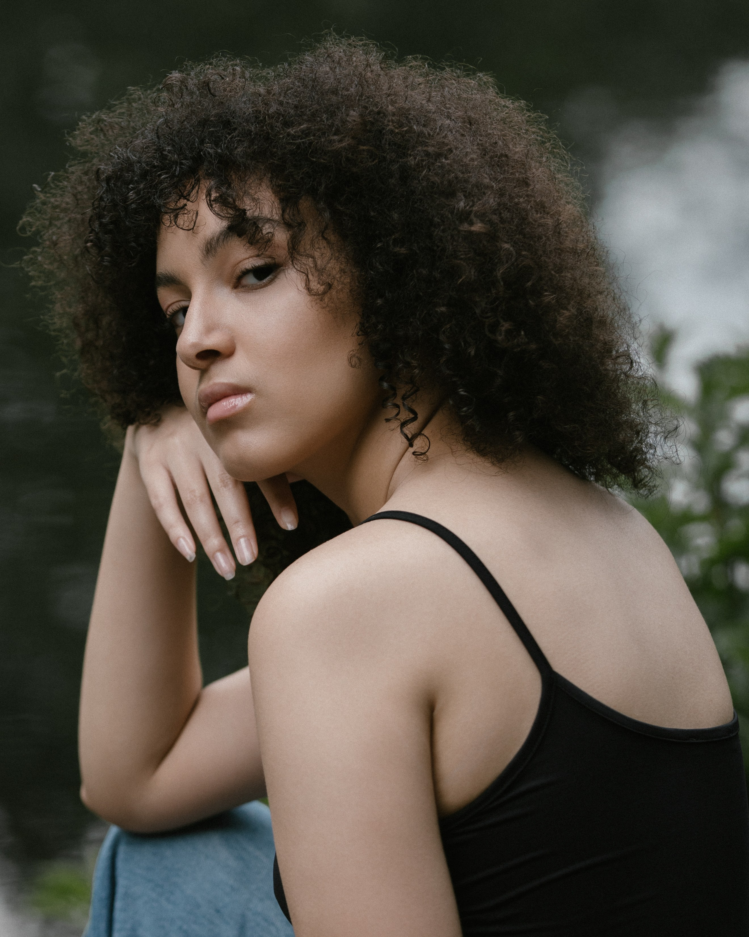 Porträt am Wasser, Frau im Trägertop, Blick über Schulter