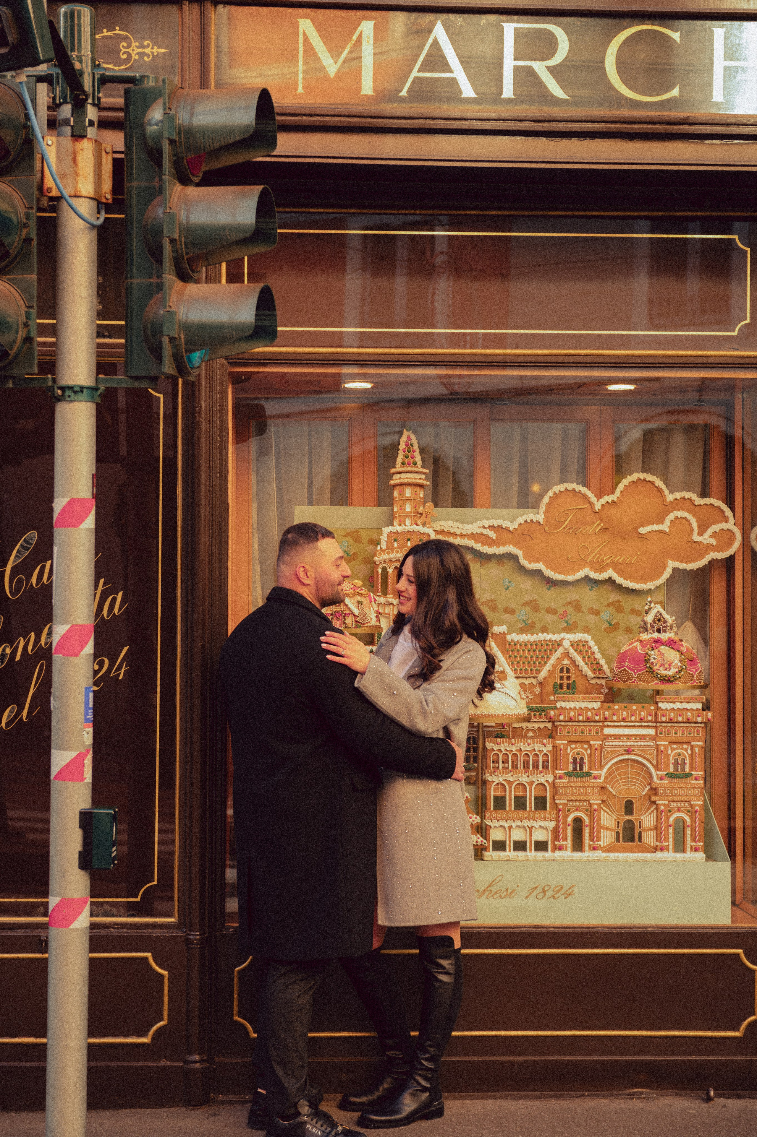 servizio fotografico coppia Milano, coppia innamorata Italia, fotografia naturale di coppia, coppia in movimento Milano, servizio fotografico spontaneo Milano, amore e viaggio Italia, servizio fotografico di coppia Milano, fotografia love story Milano, coppia romantica Italia, ritratto di coppia Milano, primo piano coppia innamorata, fotografia emozionale Milano,