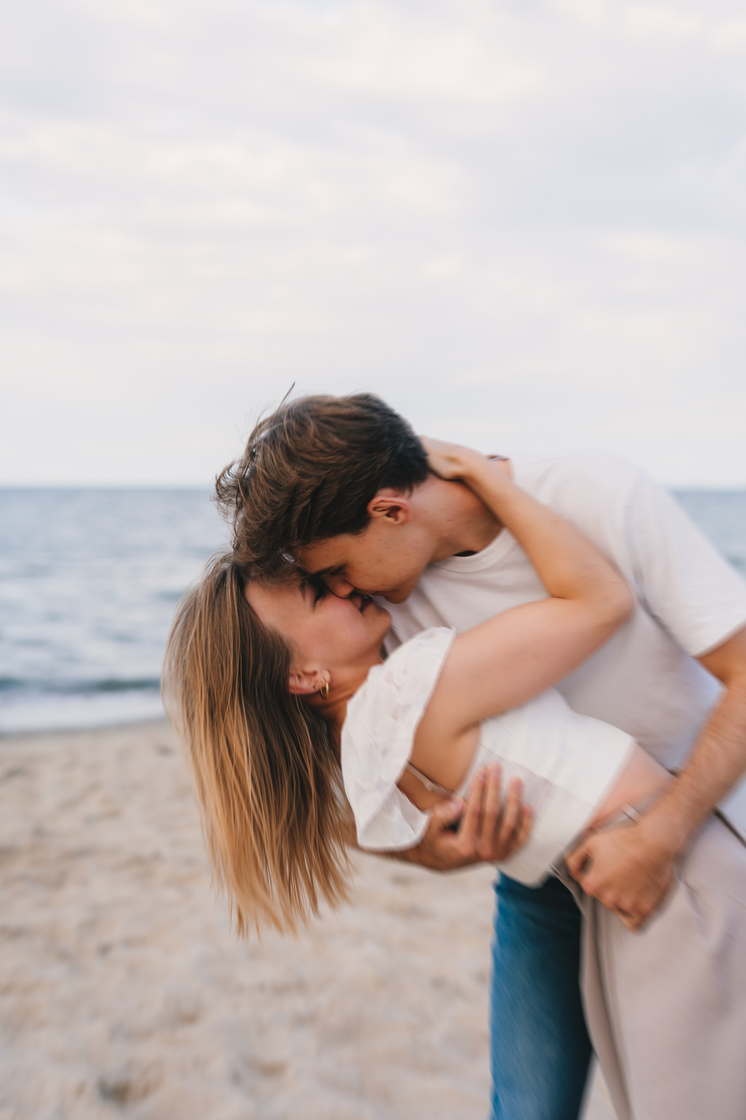 Gracjana i Damian, sesja narzeczeńska nad morzem. Fotograf ślubny & lifestyle Gdańsk, Karolina Baczewska