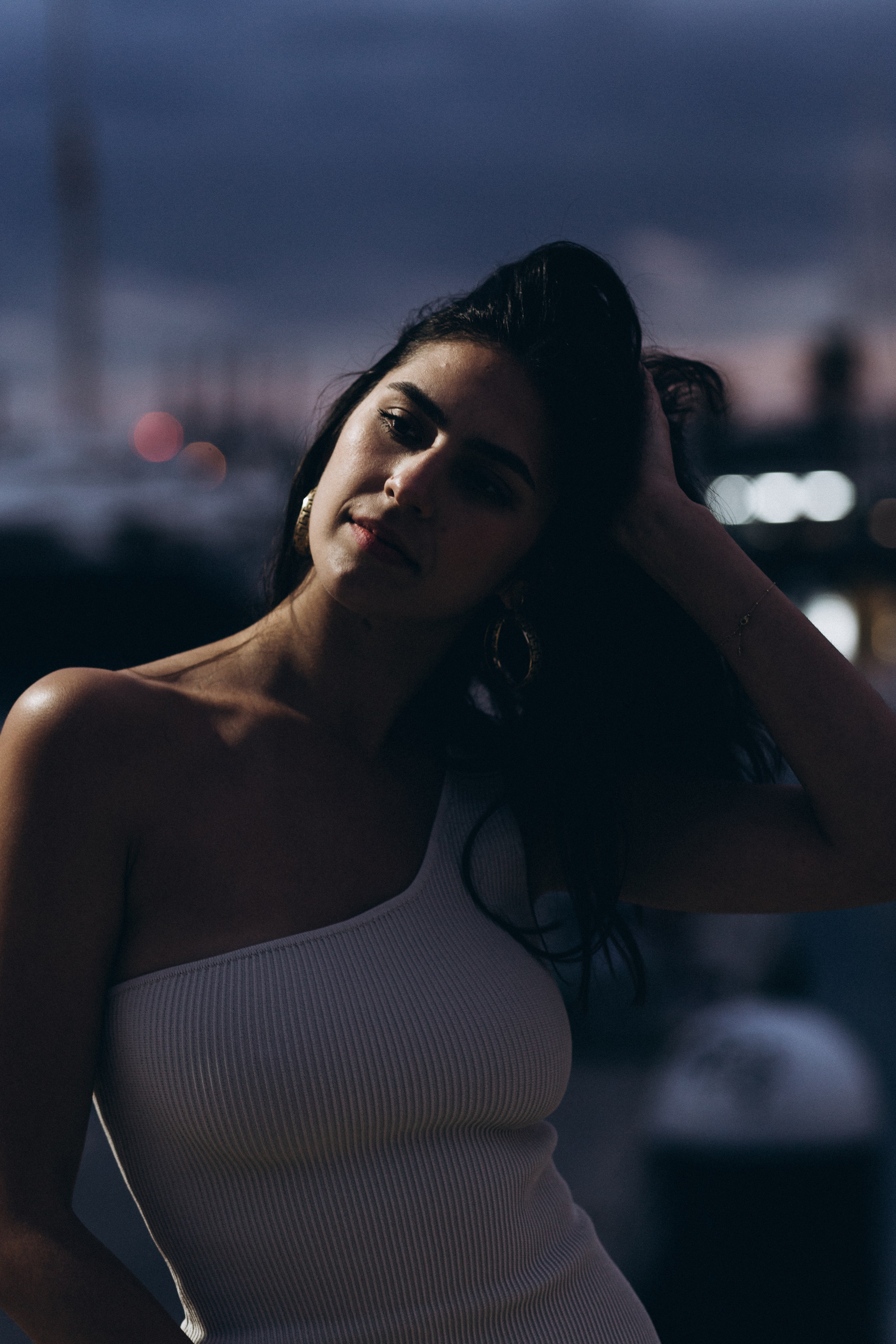 Крупный план отражений света и следов на тёмной отражающей поверхности, сфотографировано в Кальпе, Испания — художественная и концептуальная деталь для креативной портретной фотографии, исследующей текстуру, свет и несовершенство.