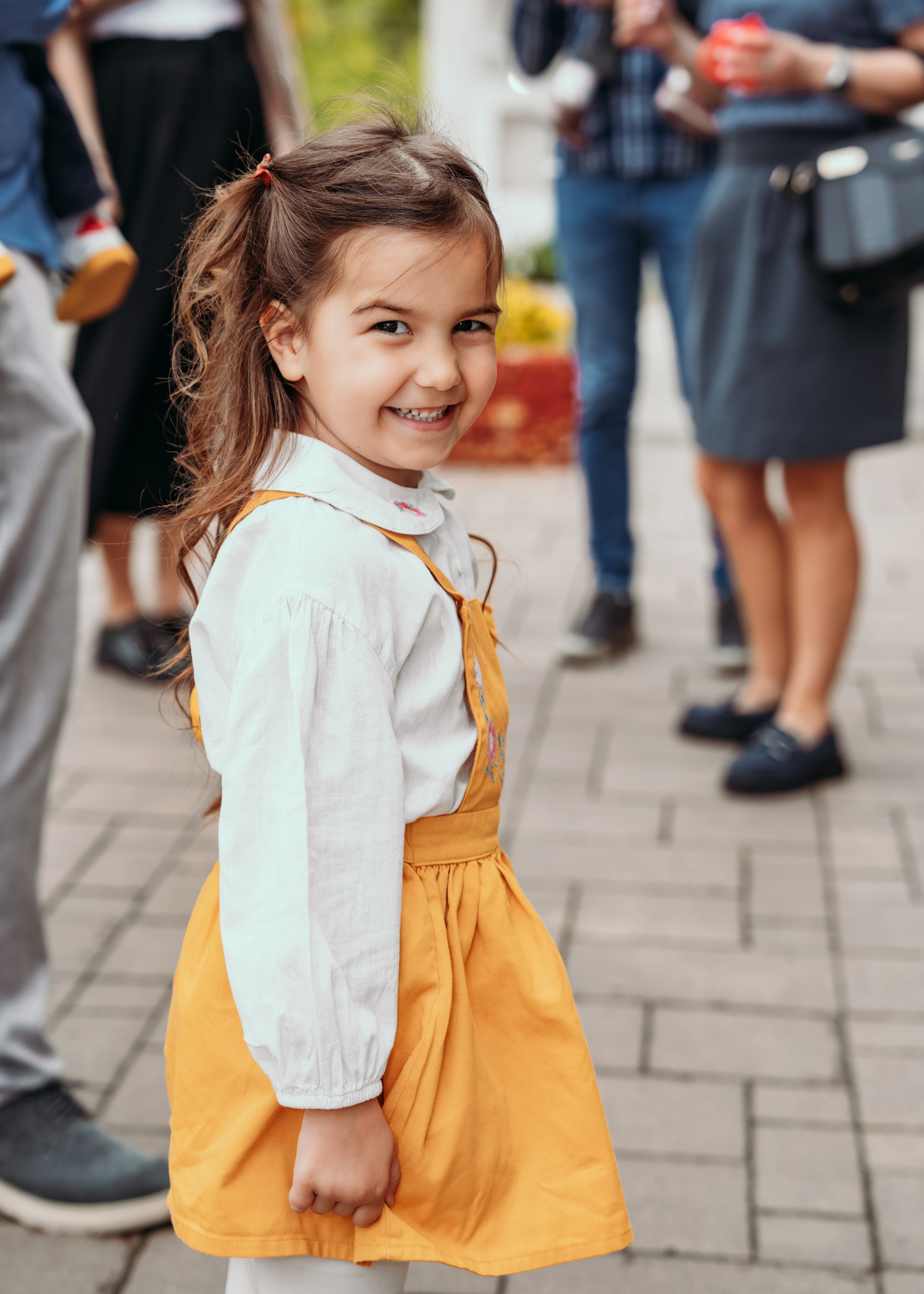 Devojcica u porti crkve