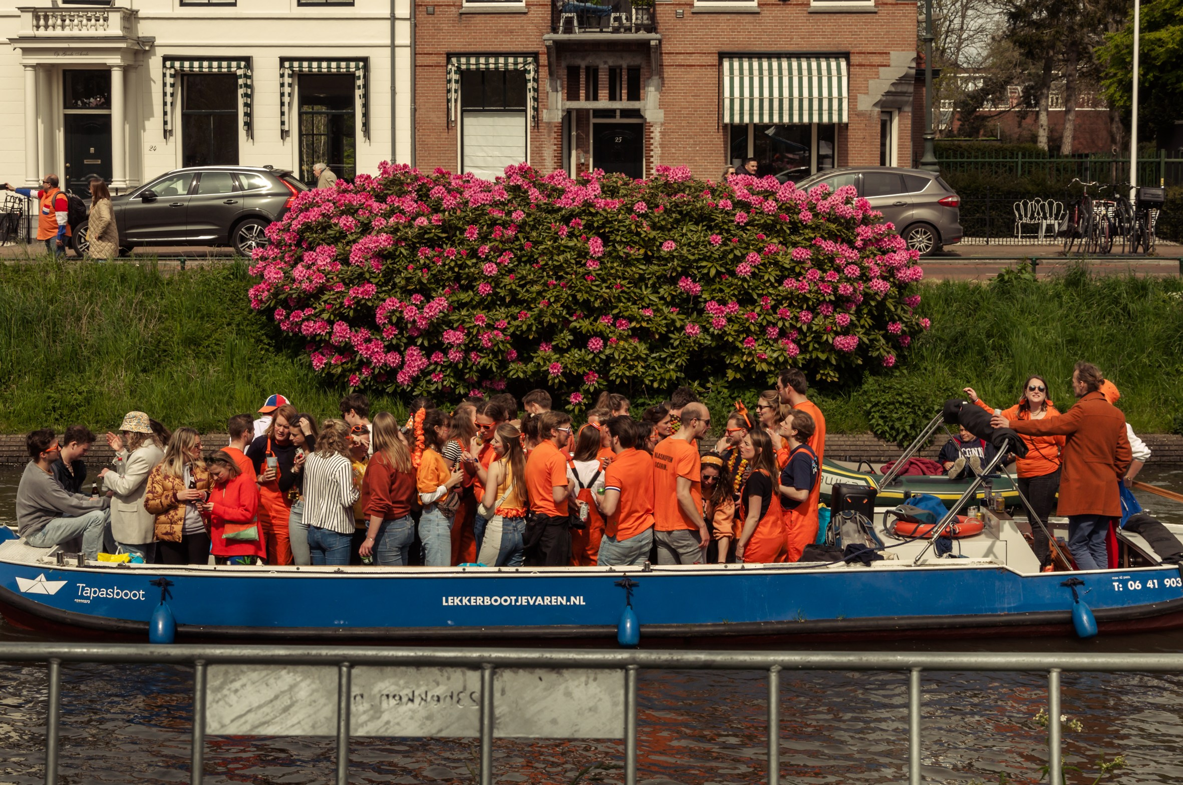 King's Day street photography. Éclat Photos. Exclusive portrait photography service