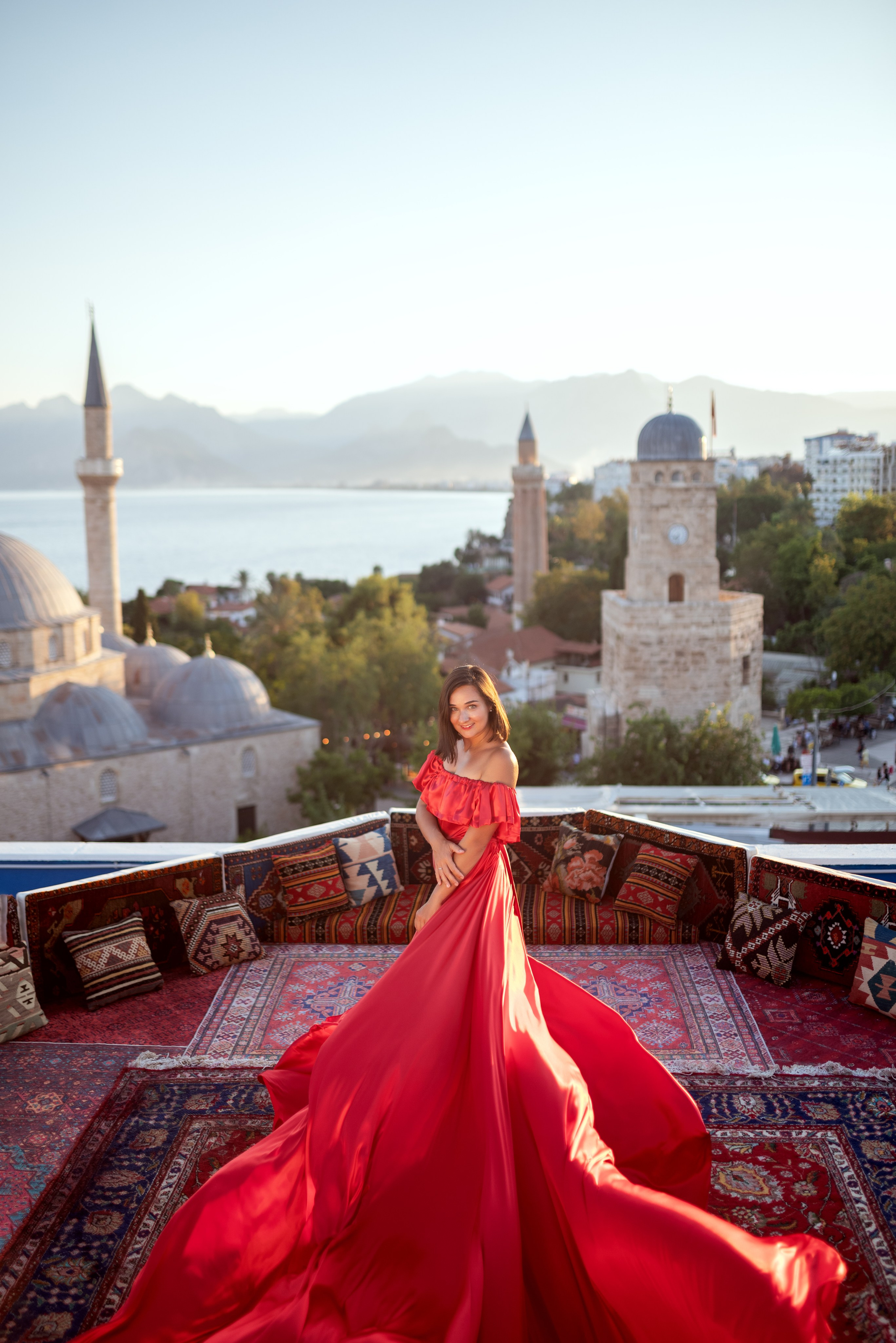 Фотосессия девушки в Анталии на крыше с видом на море