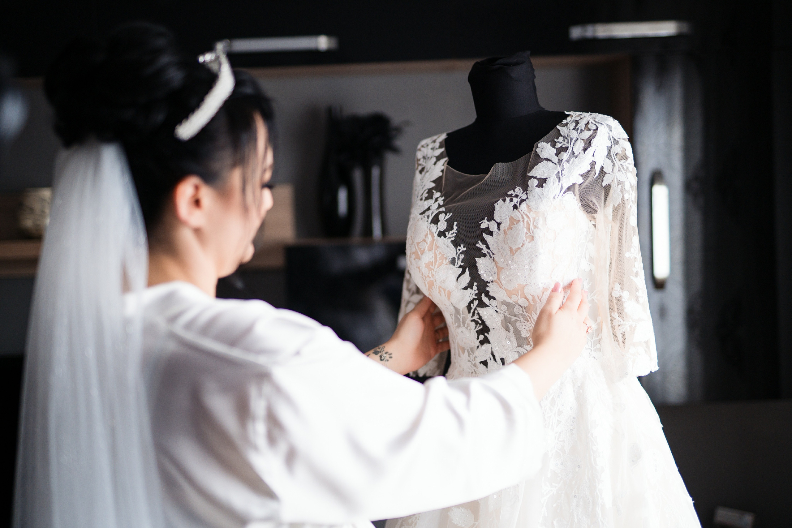 Cadrul cu mireasa care isi admira rochia