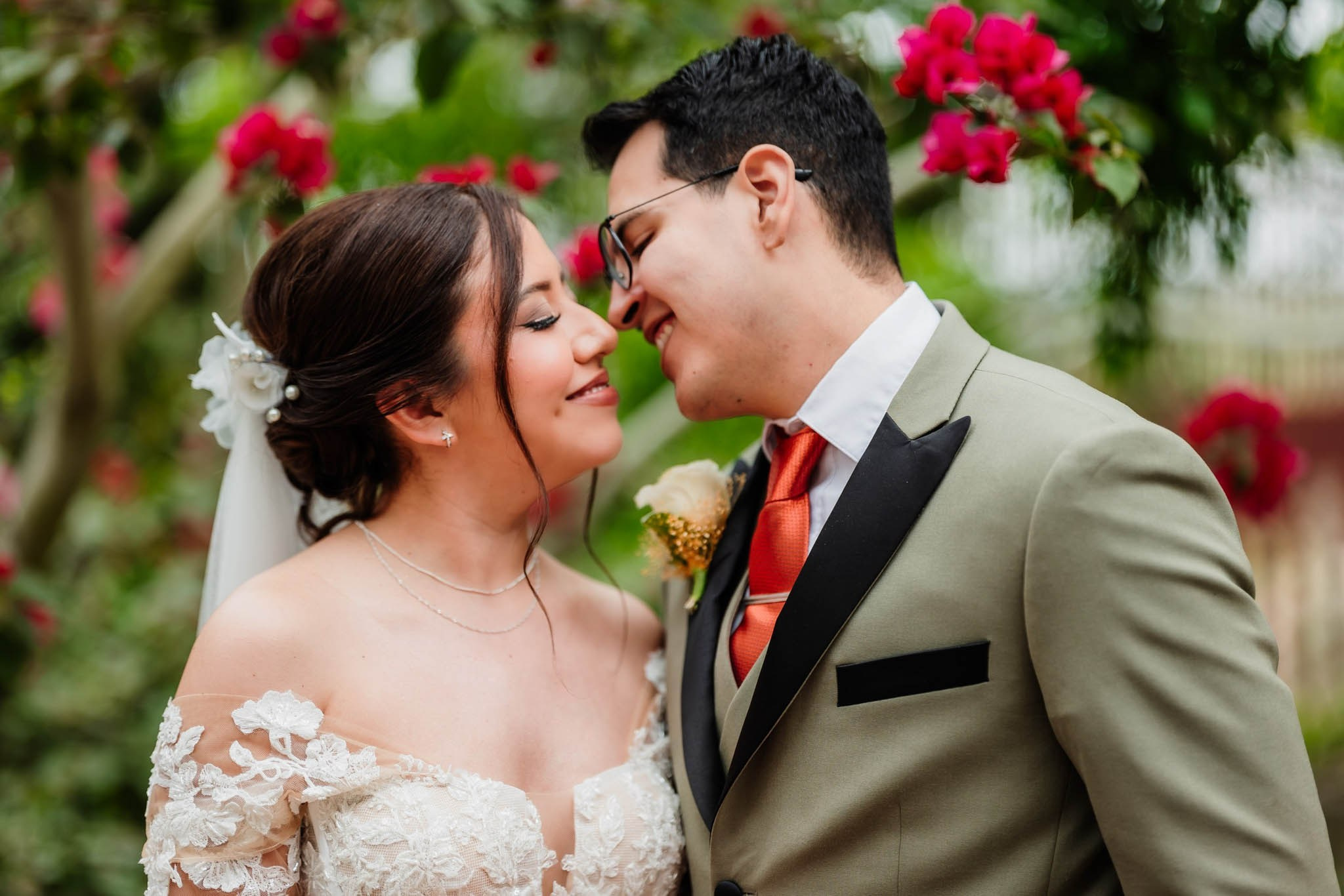 retrato de novios en jardin con flores rojas boda en Tijuana Baja California fotografia romantica