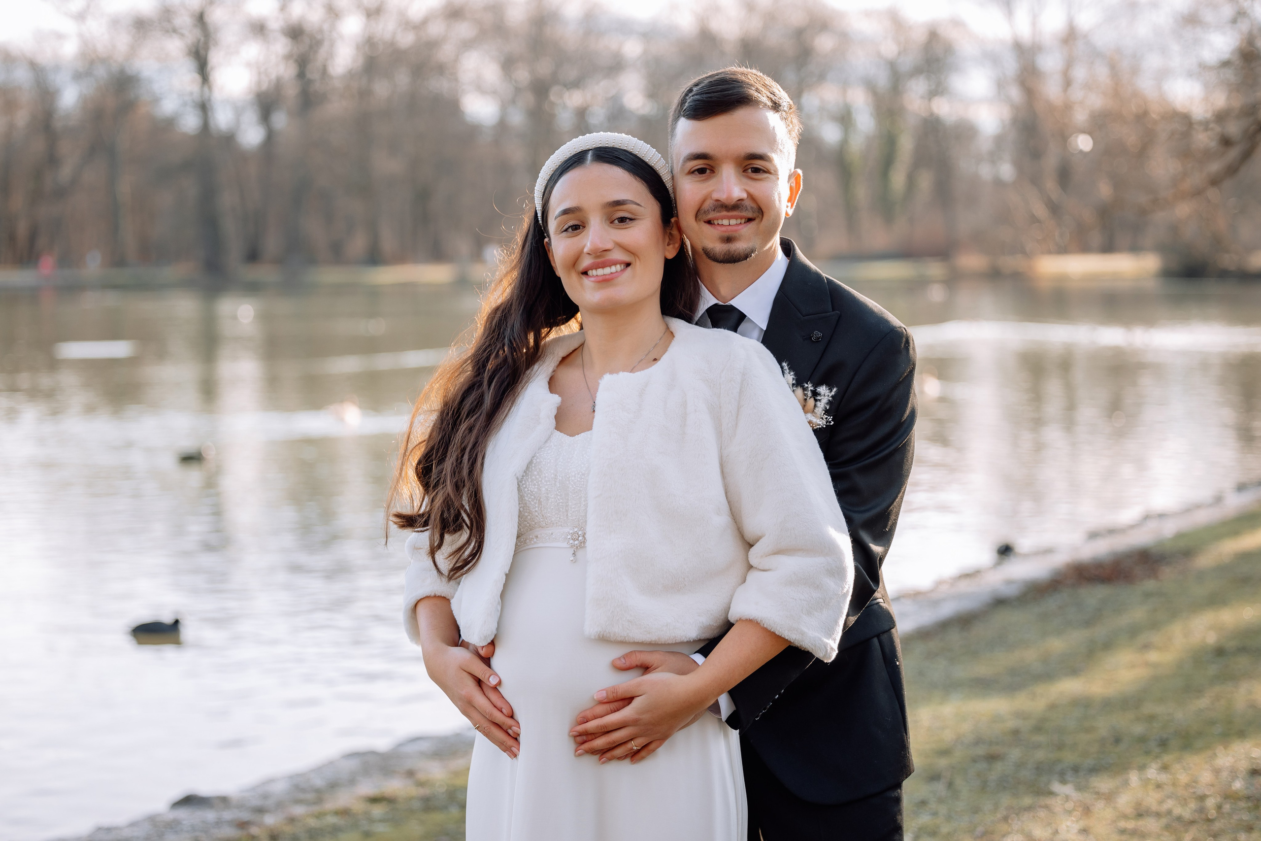 Braut vor weißen Schwänen – romantische Szene Standesamt Schwabing