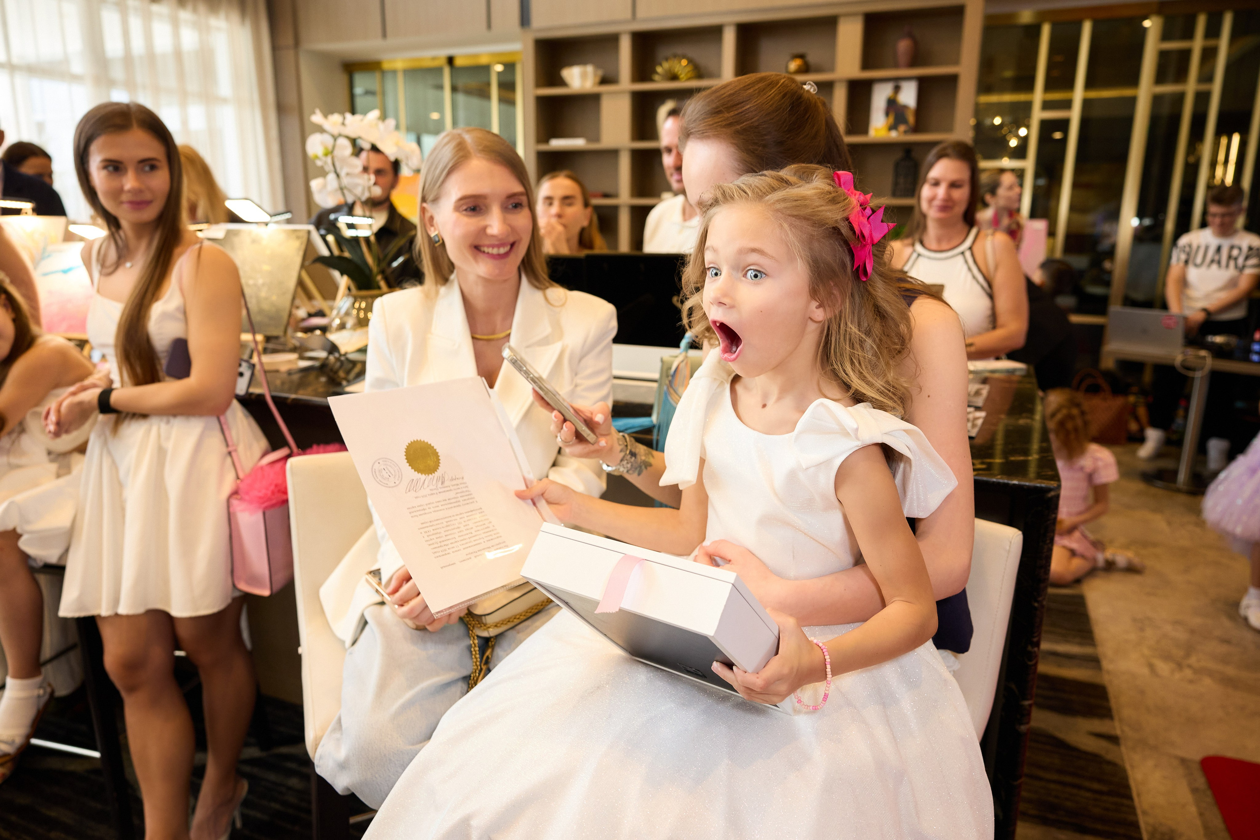 Авторская благотворительная художественная выставка Дианы Бортник. Фотограф Юлия Маковеева