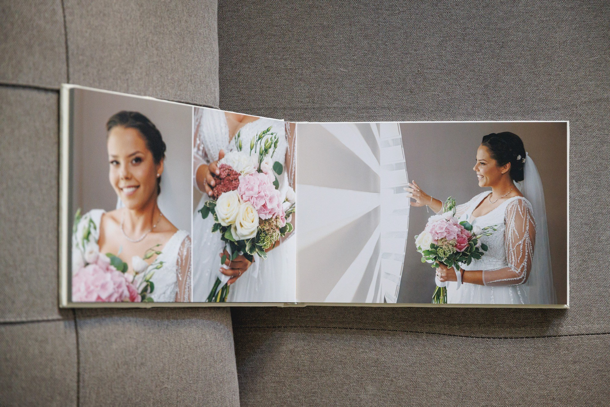 Kvalitetna štampa fotografija mladenaca u albumu, umetnički fotograf za svadbe i venčanja Novi Sad.