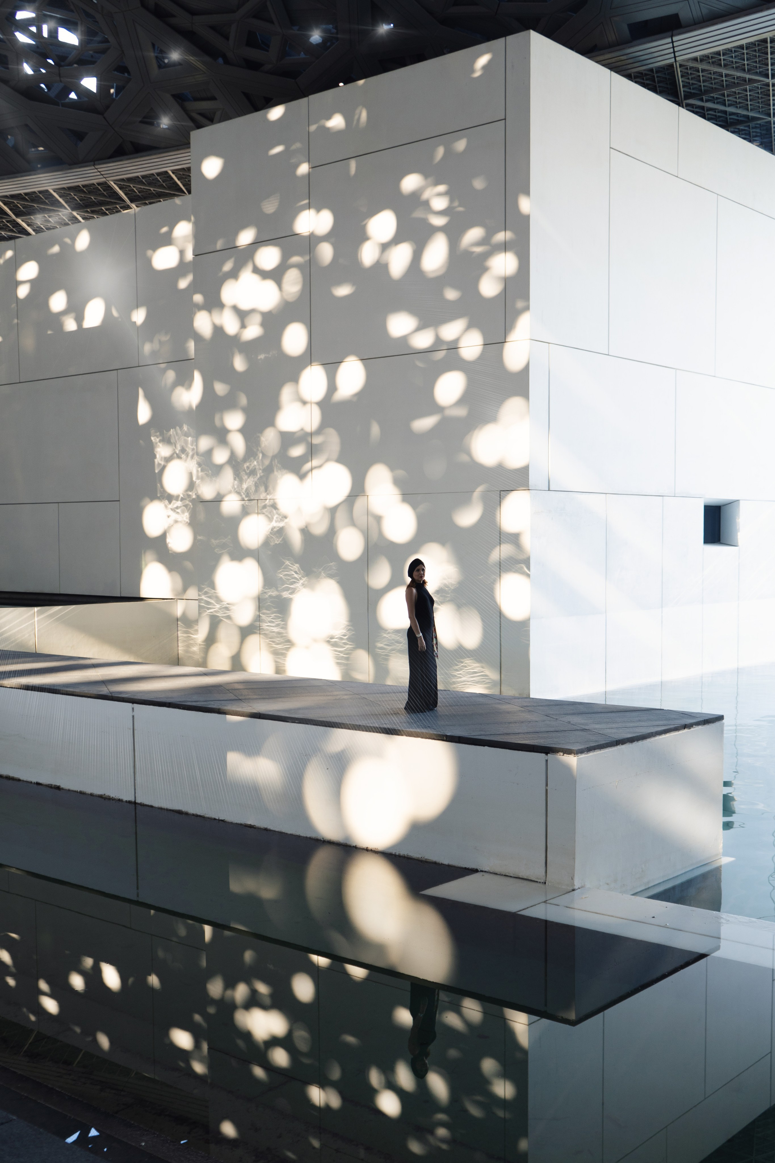A portrait of a woman. The rays of the sun. Photo shooting in Abu Dhabi. Photo shooting Dubai. Louvre Museum in Abu Dhabi