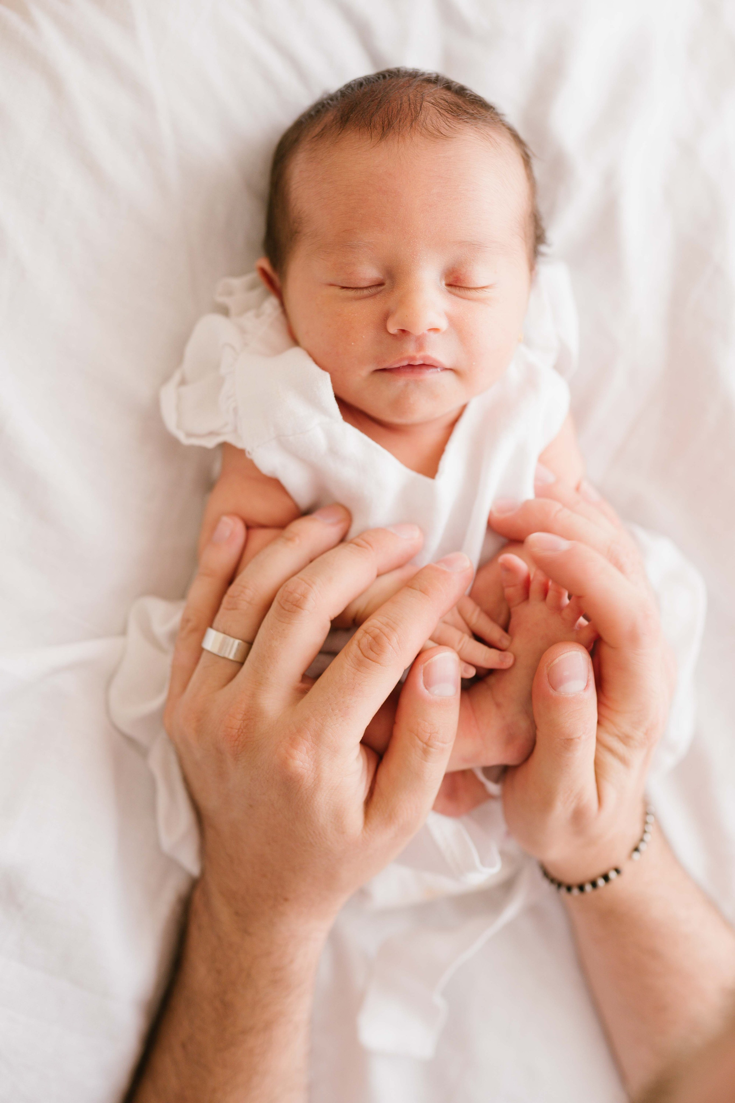 Inspira sesiune foto nou-nascut. Madalina Beda- Artist vizual, fotograf, doula la nastere, consultant babywearing Brasov si in toata tara