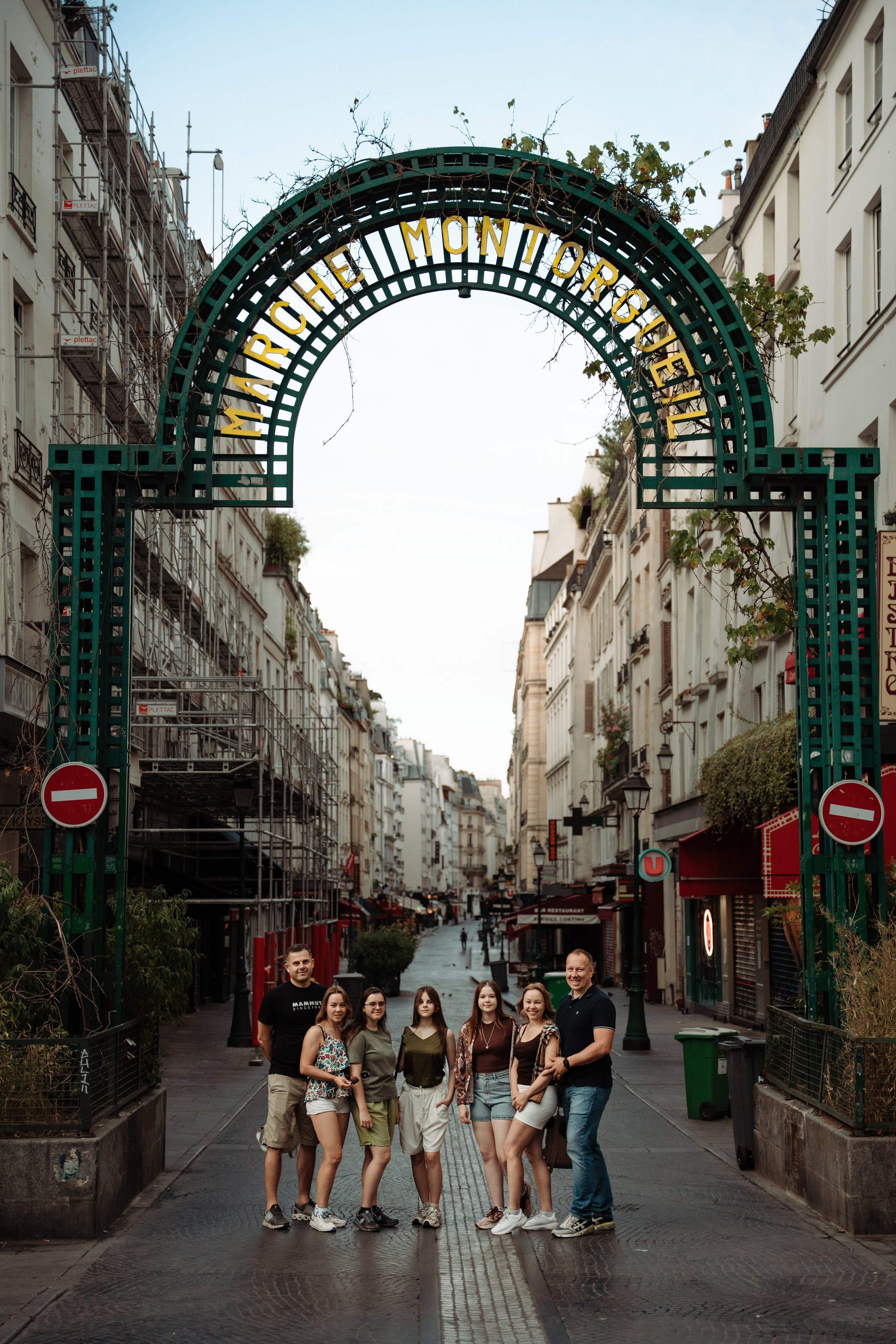 Family walk through the morning Paris. Фотограф в Париже Полина Осипова