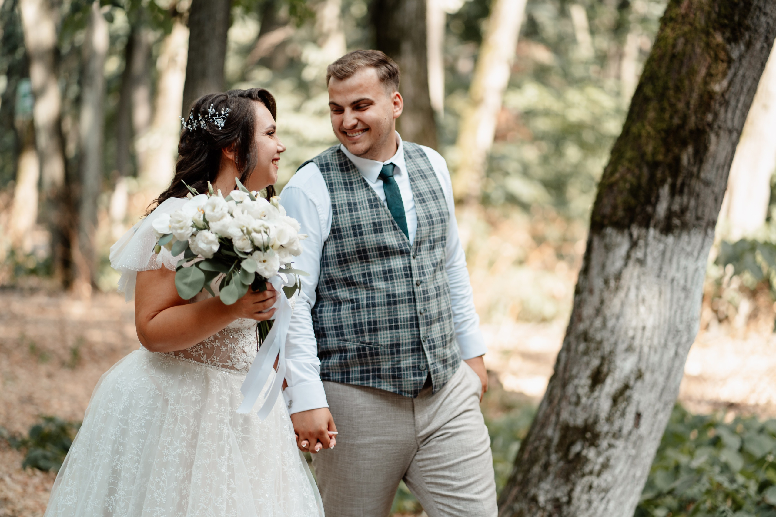 Moment emoționant între miri în ziua nunții, surprins într-un cadru natural și romantic, la Daimon Events. Fotografie de nuntă profesională, editată artistic pentru a evidenția emoția și eleganța evenimentului.