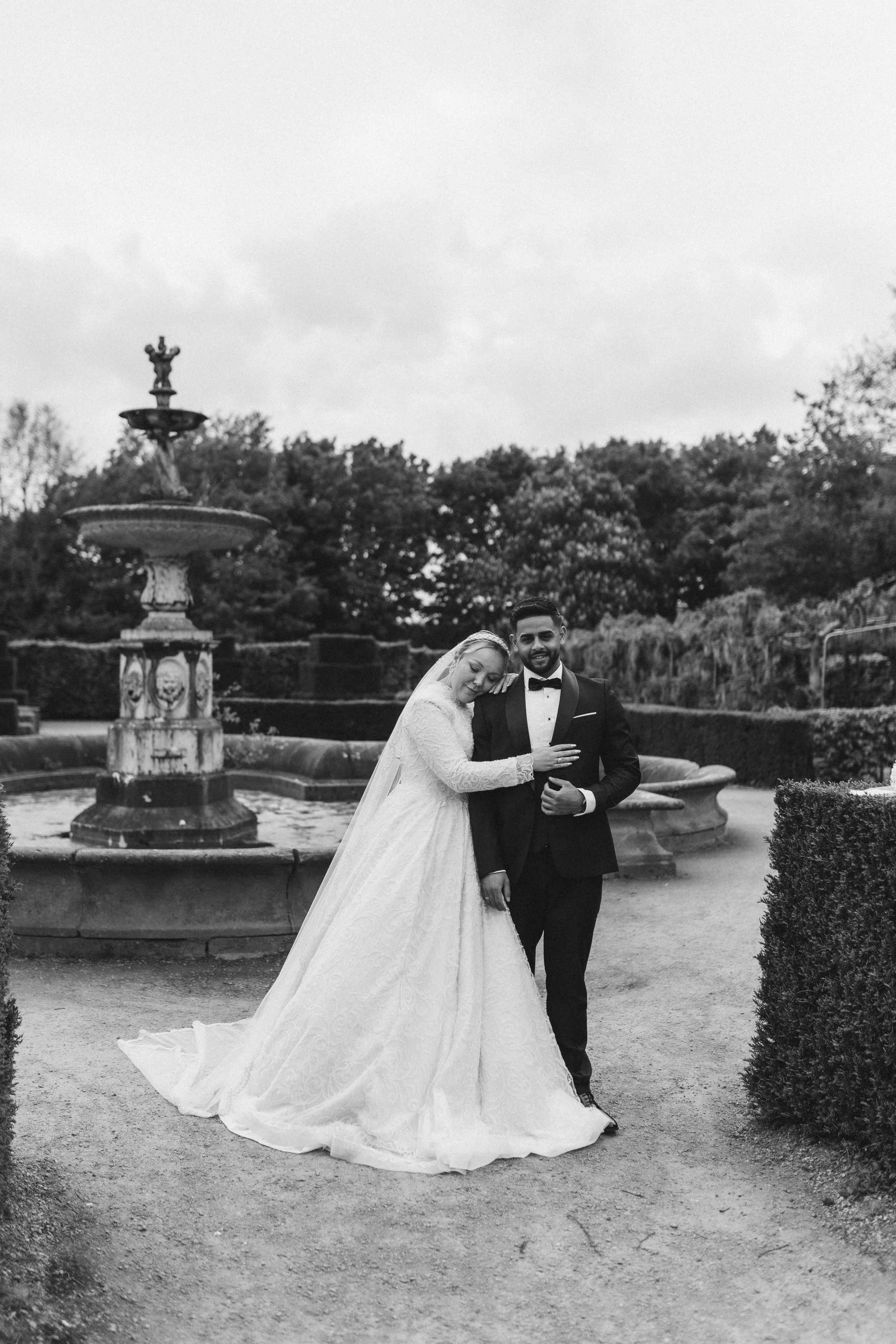 Love in the Garden. Wedding and Portrait Photographer Evie Moon