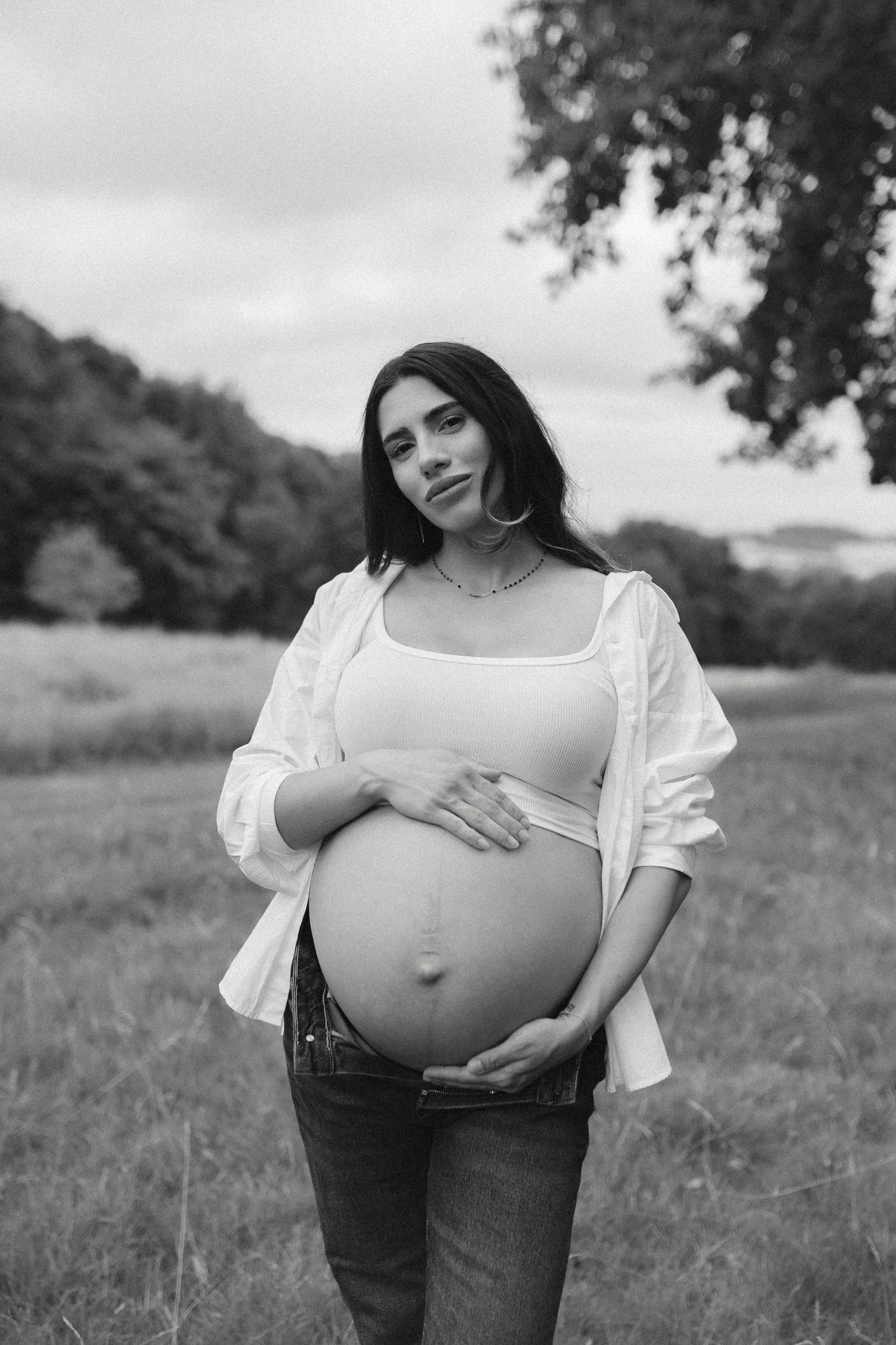 Growing life, holding love. Wedding and Portrait Photographer Evie Moon