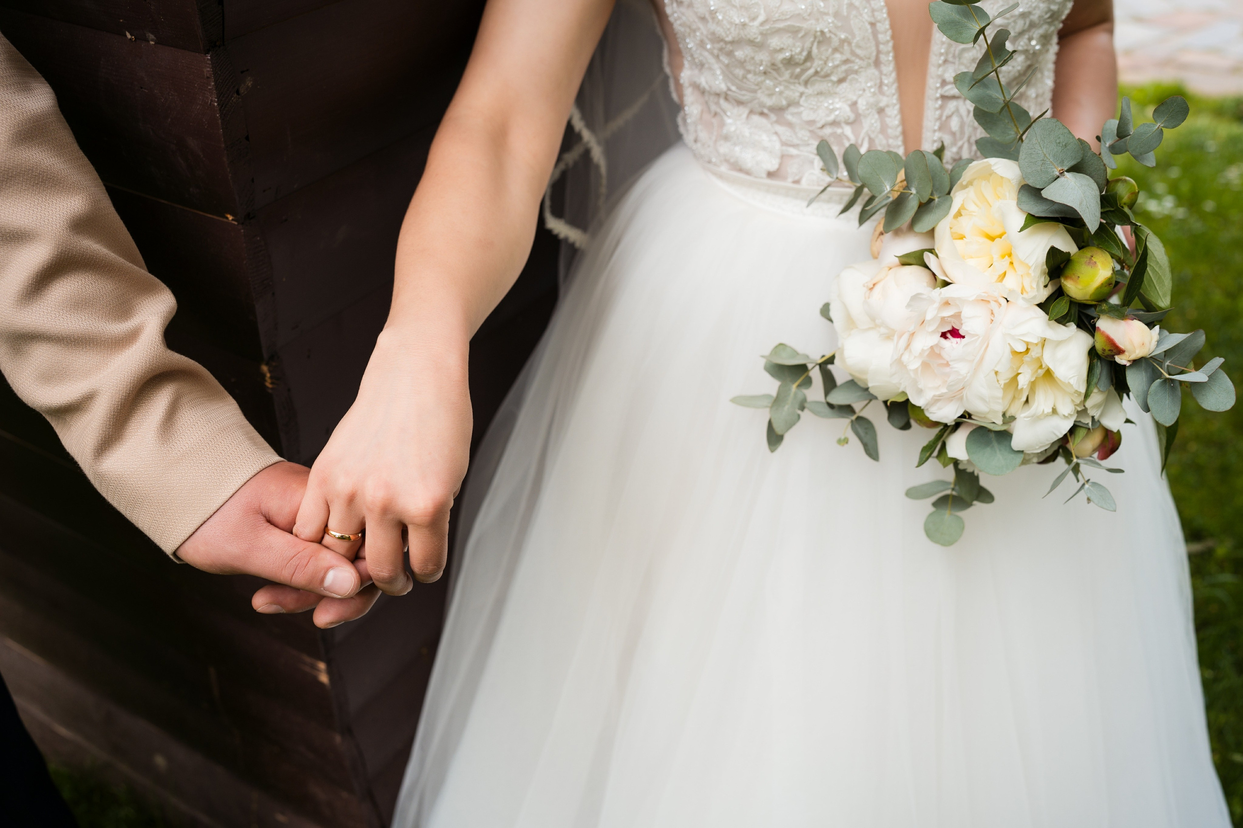 Ședință foto urbană cu mirii în centrul orașului