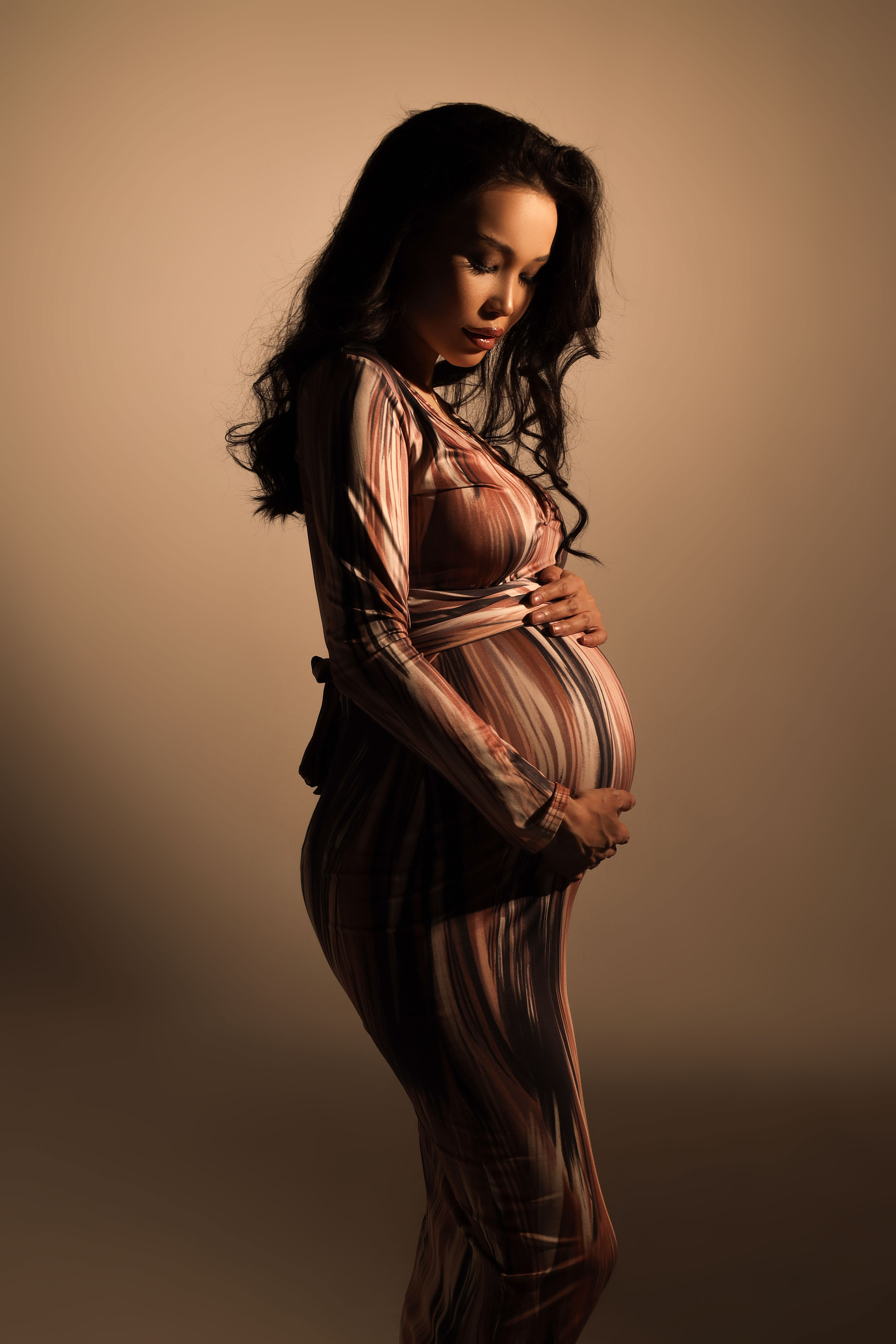 красивое платье с поясом под грудью, интересный принт, цвет как на фото,размер M\L