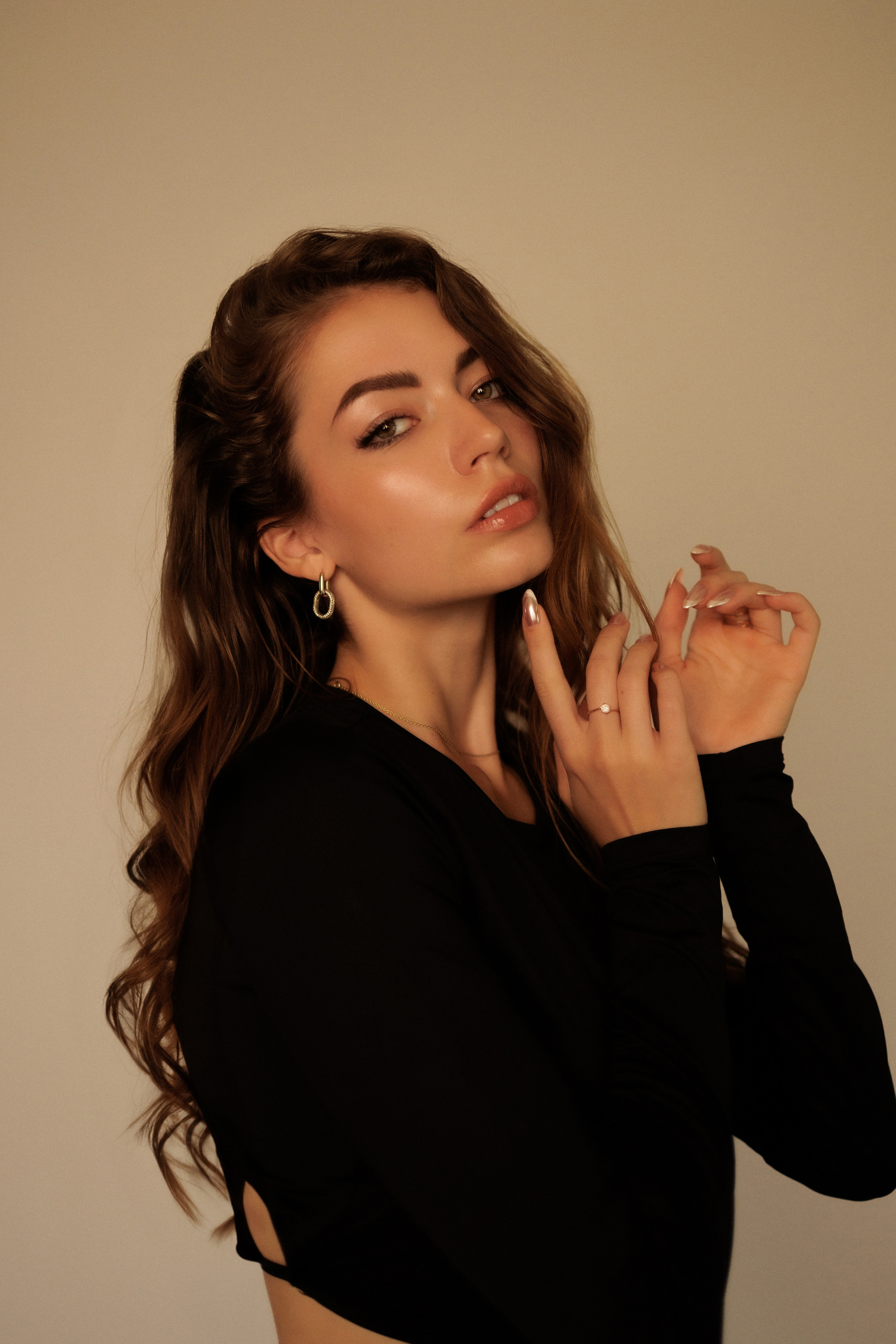 Bold Confidence — Editorial Indoor Portraits in Black. Feminine, Strong & Cinematic. Kristina Kozheltsova- Soulful Portrait&Lifestyle&Love Story Photographer in Leipzig, Germany