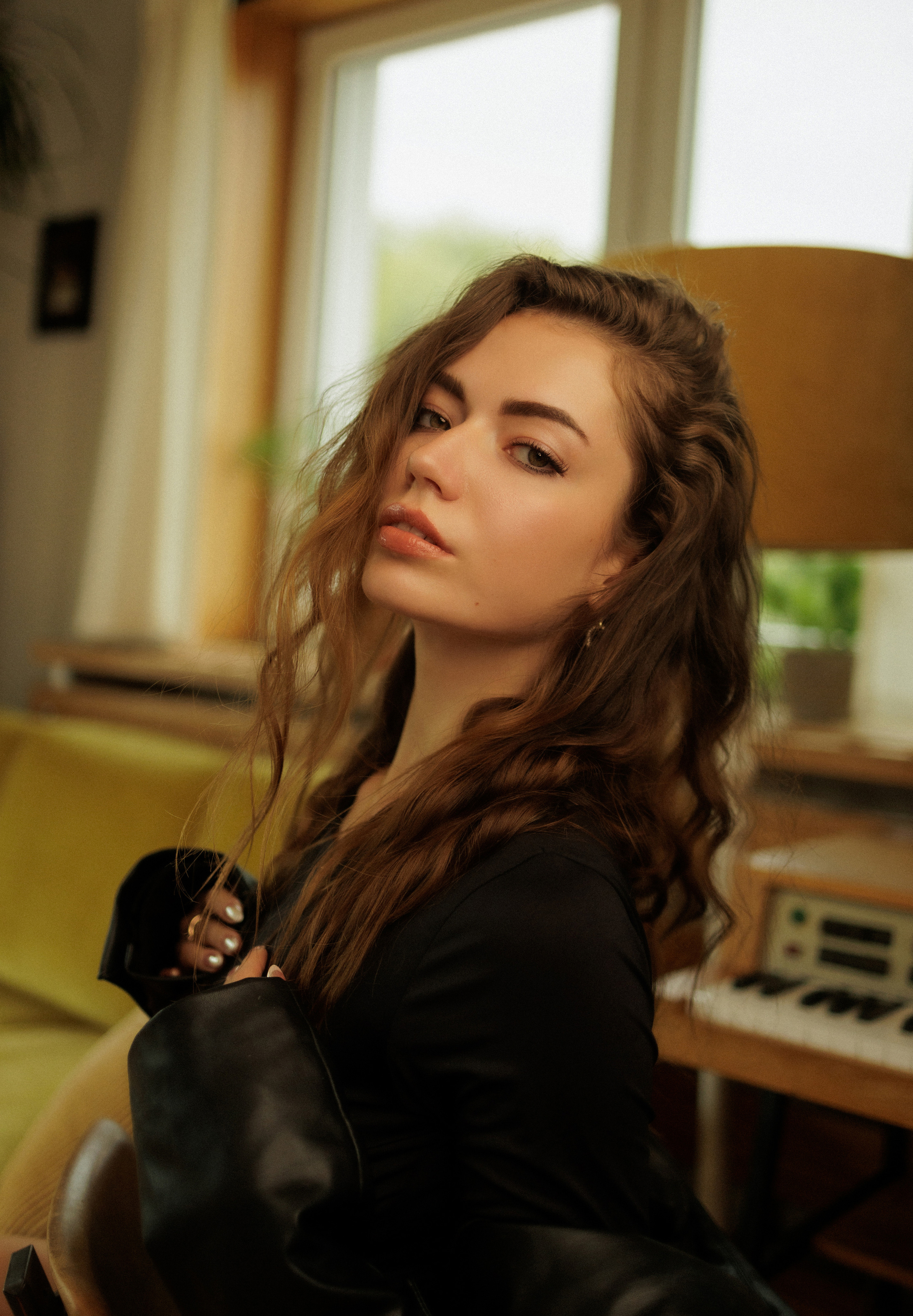 Bold Confidence — Editorial Indoor Portraits in Black. Feminine, Strong & Cinematic. Kristina Kozheltsova- Soulful Portrait&Lifestyle&Love Story Photographer in Leipzig, Germany