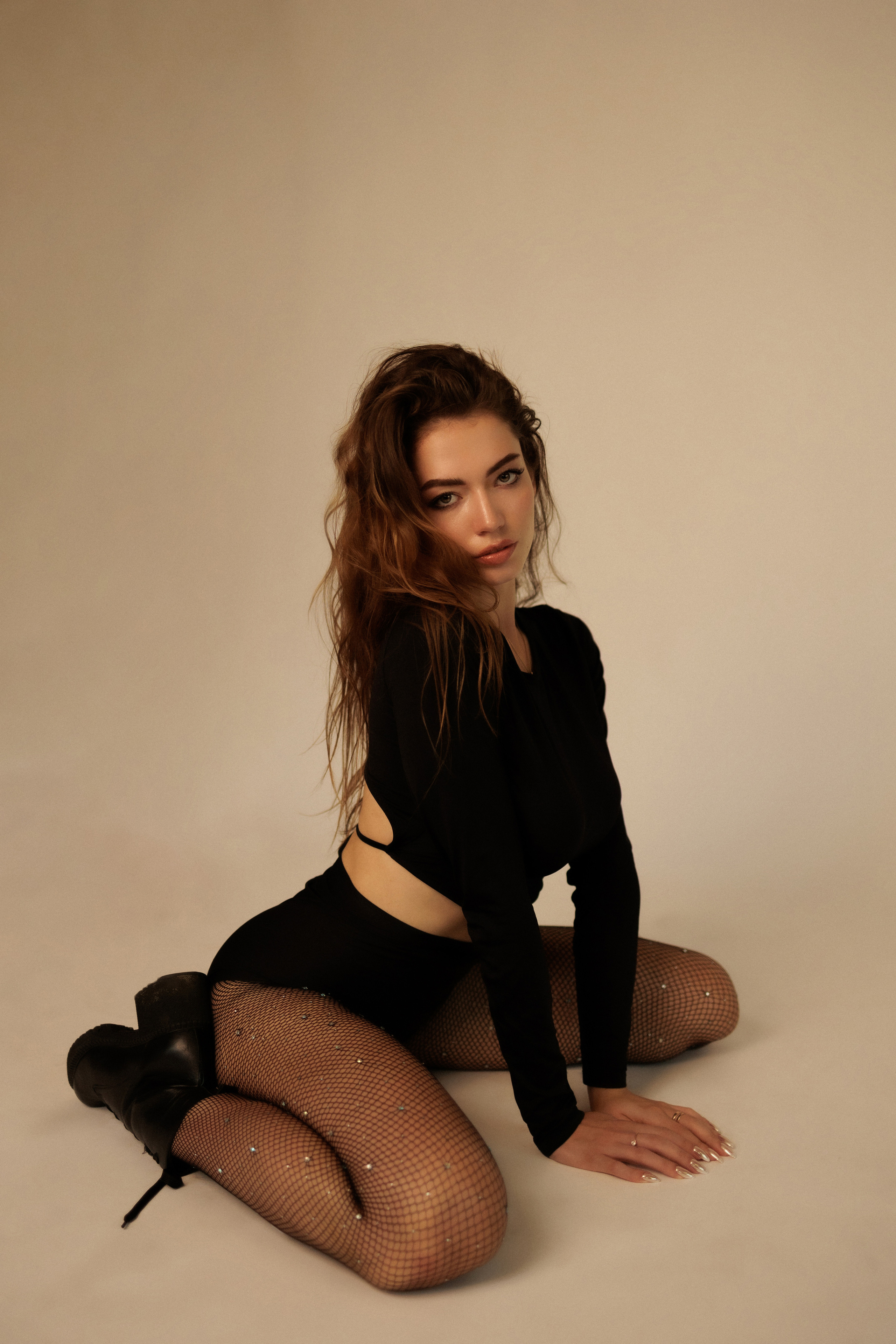 Bold Confidence — Editorial Indoor Portraits in Black. Feminine, Strong & Cinematic. Kristina Kozheltsova- Soulful Portrait&Lifestyle&Love Story Photographer in Leipzig, Germany