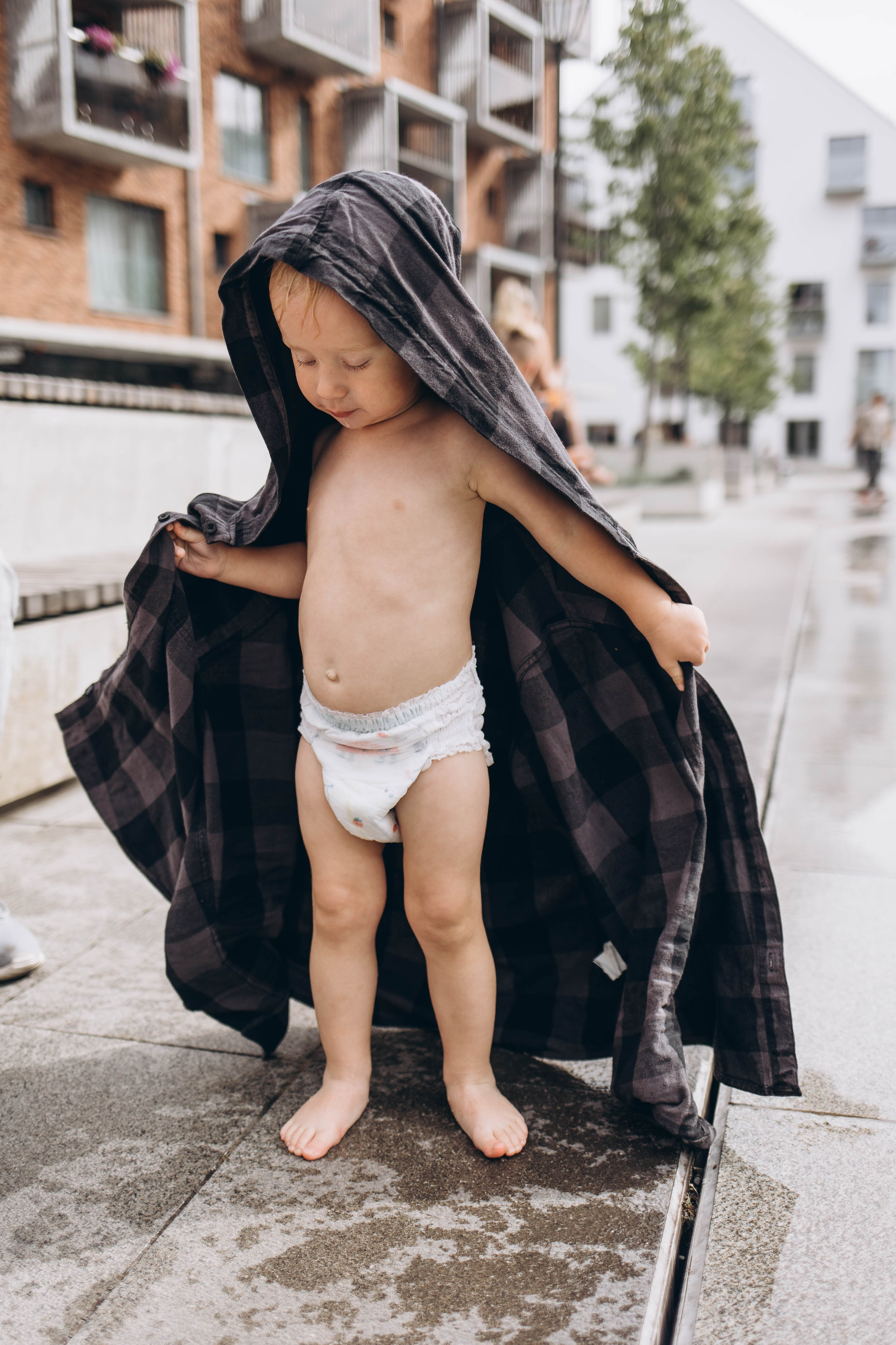 Along the streets of Vilnius in lifestyle style. Family photographer in Vilnuis Svetlana Naumova