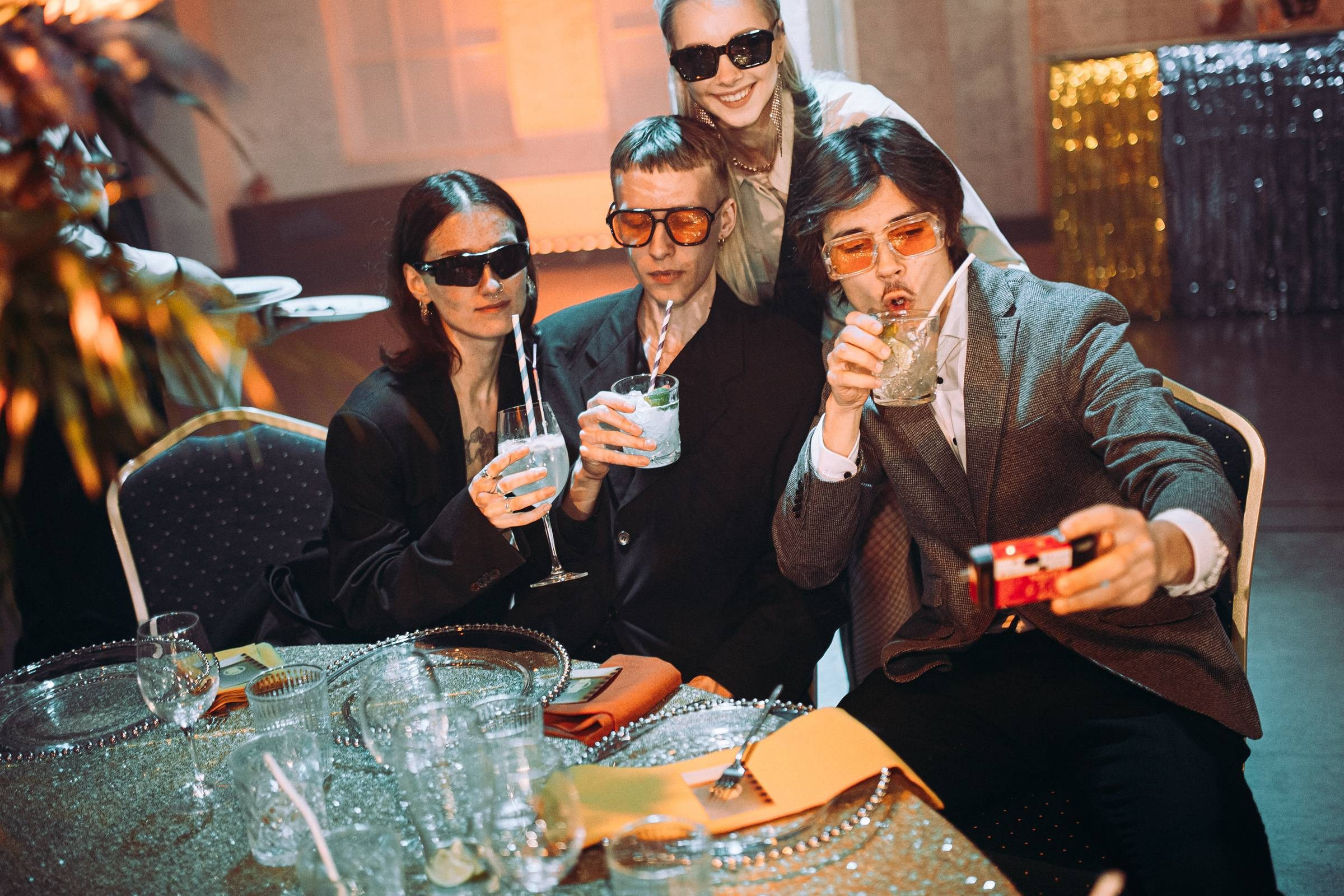 KĀZAS BEZ ROBEŽĀM DISKO STILĀ