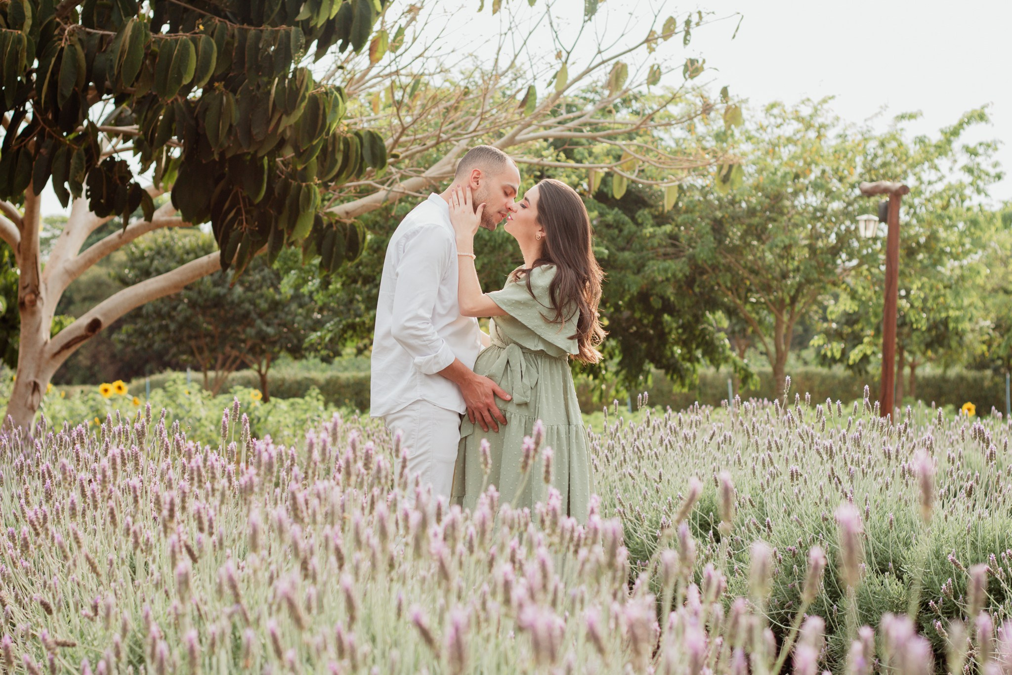 Ensaio Gestante em Campos de Flores em Holambra | Joyce Maria Fotografia. Joyce Maria Fotografia | Fotógrafa em Holambra