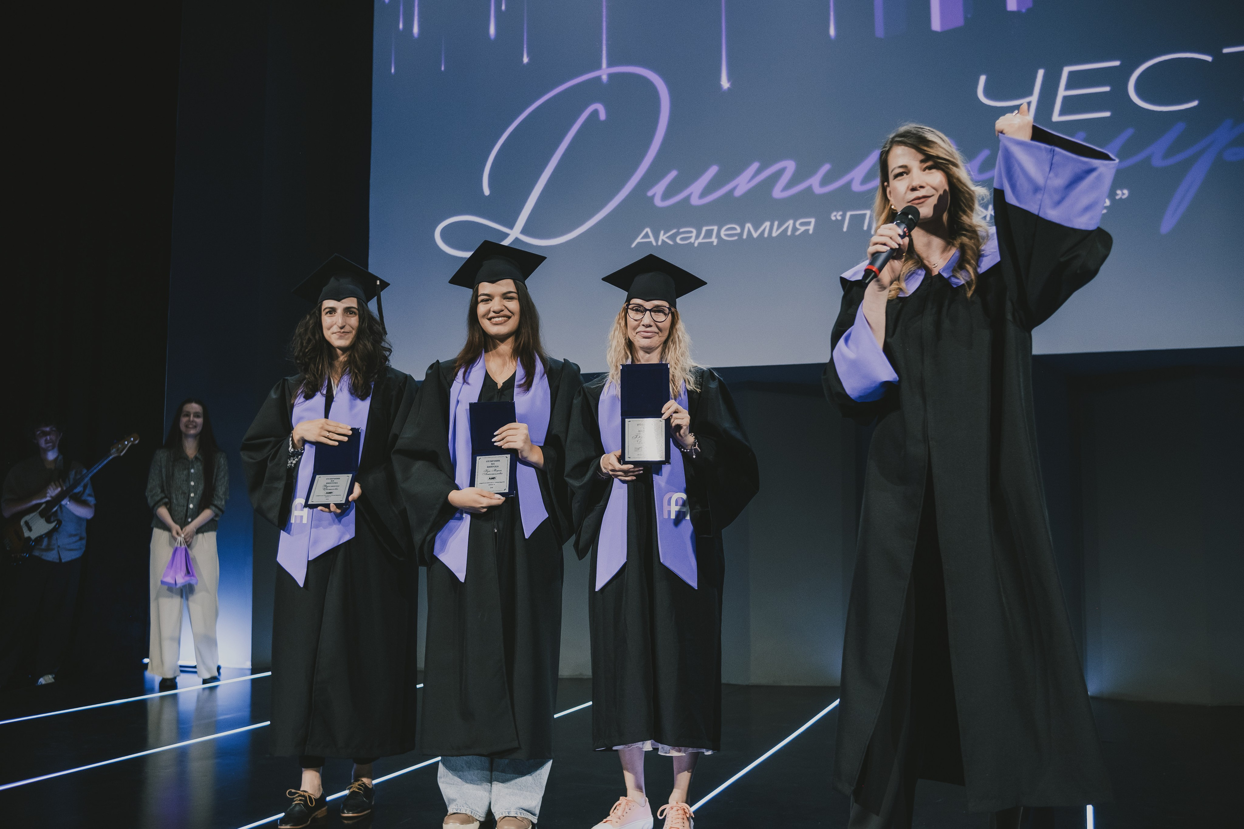 Тоги и шапки за училища и гимназии|togiishapki.bg. 🎓 Togiishapki.bg — Тоги и академични шапки за дипломиране на студенти, ученици и деца