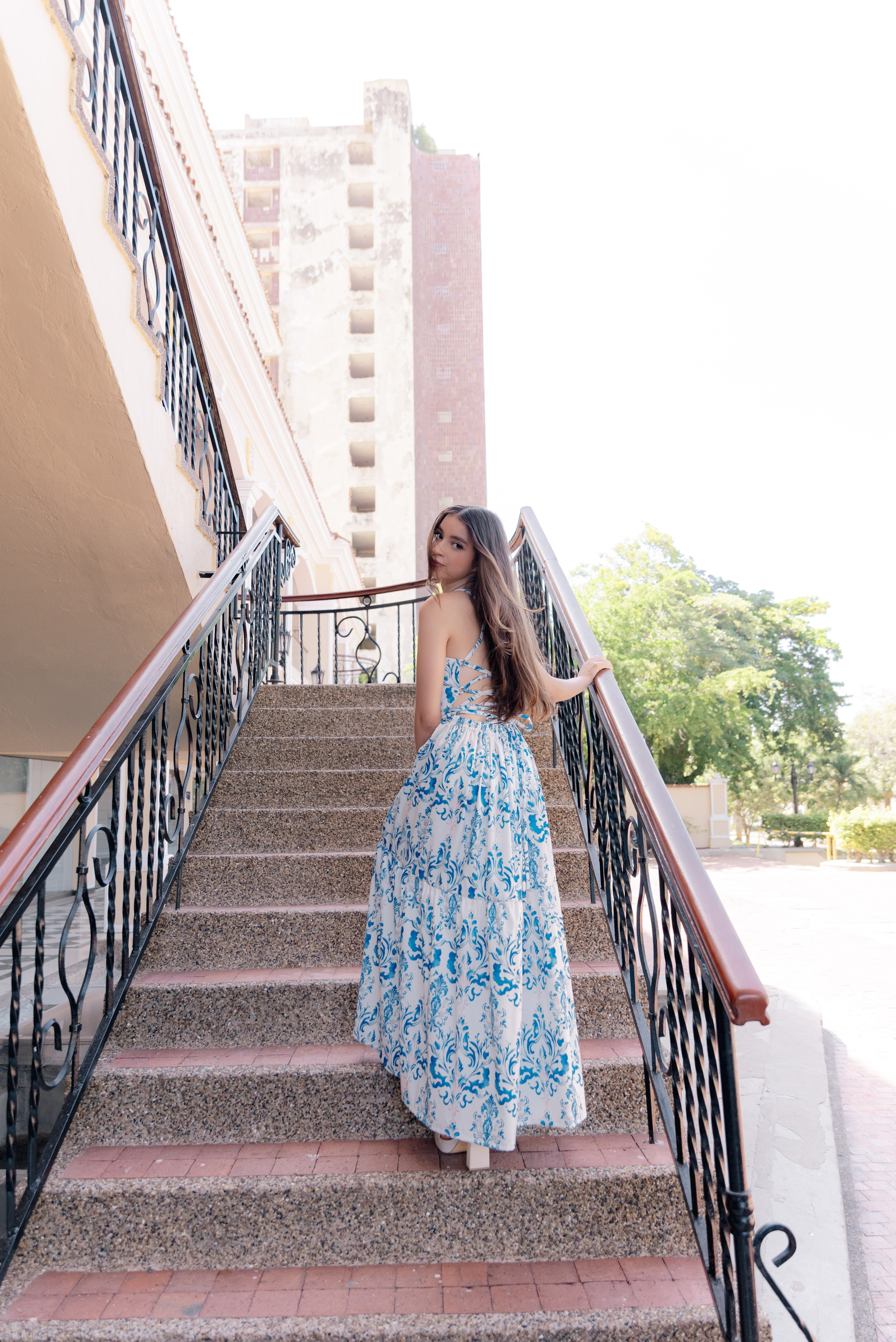 Posado artístico quinceañera en escaleras arquitectura interior profesional BanderArt Barranquilla