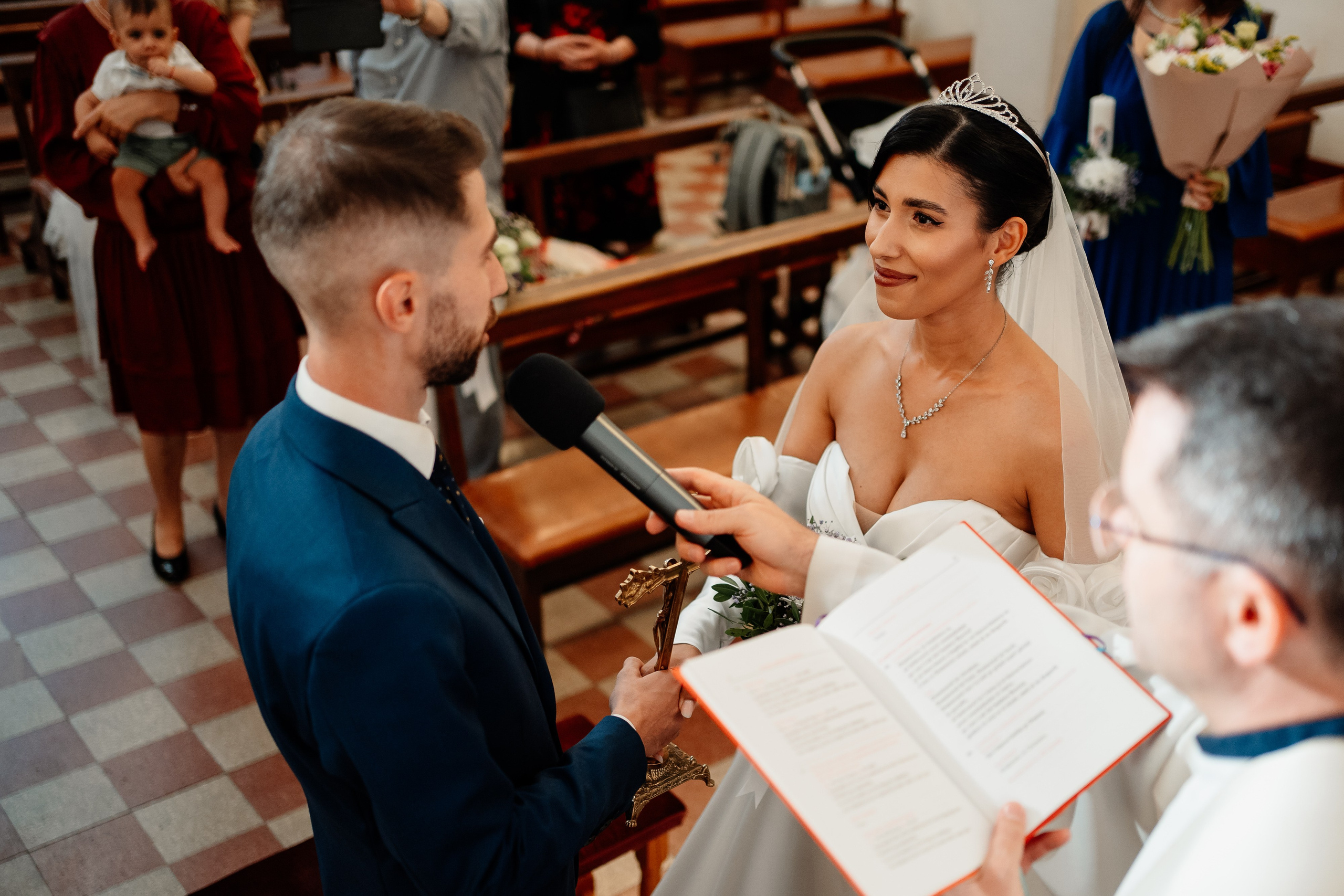 Moment emoționant între miri în ziua nunții, surprins într-un cadru natural și romantic, in Bucuresti. Fotografie de nuntă profesională, editată artistic pentru a evidenția emoția și eleganța evenimentului.