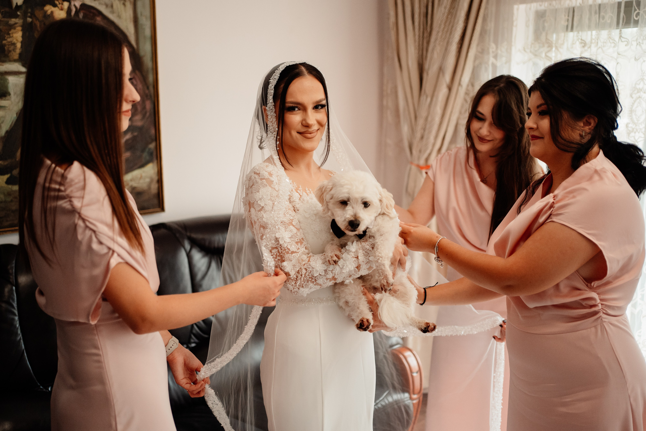 Moment emoționant între miri în ziua nunții, surprins într-un cadru natural și romantic, la Reina Events. Fotografie de nuntă profesională, editată artistic pentru a evidenția emoția și eleganța evenimentului.