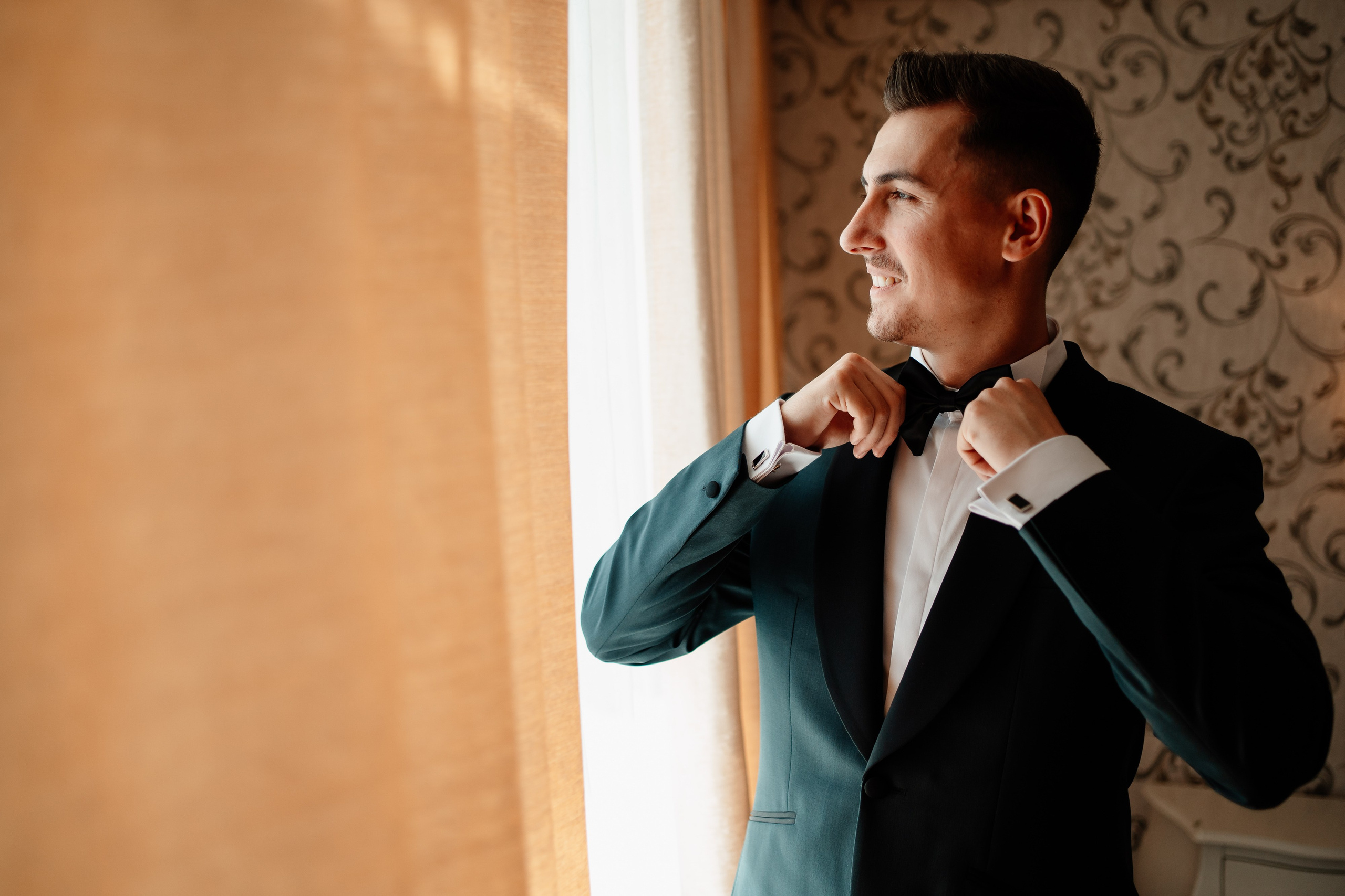 Moment emoționant între miri în ziua nunții, surprins într-un cadru natural și romantic, la Drobeta Turnu Severin. Fotografie de nuntă profesională, editată artistic pentru a evidenția emoția și eleganța evenimentului.