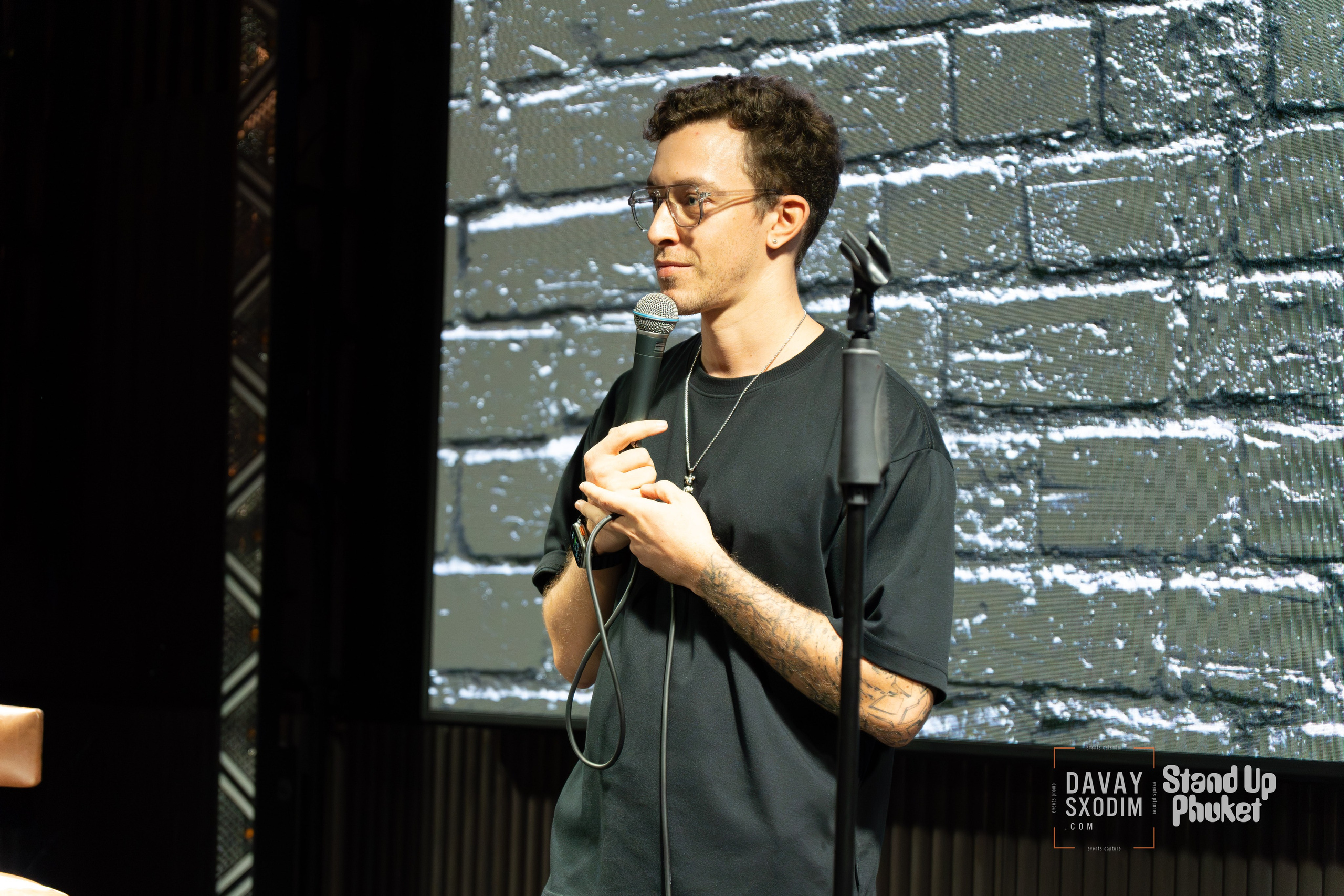 Standup Влада Лапина | Фоторепортаж | Афиша | DAVAYSXODIM.com PHUKET. АФИША|ФОТОРЕПОРТАЖИ|ИВЕНТЫ|ПХУКЕТ