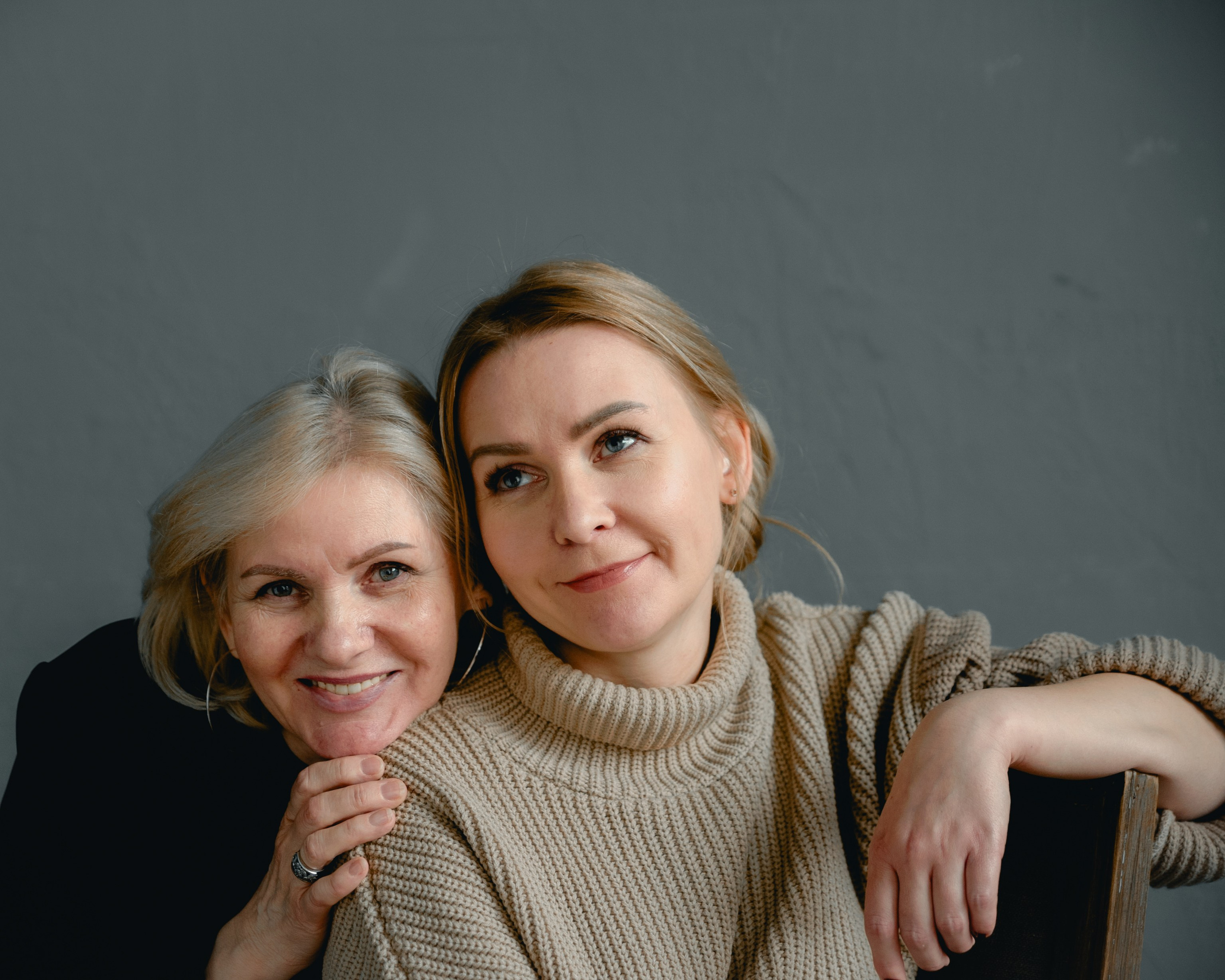 DAUGHTER and MOTHER. Anastasiia Antoniuk portrait, family and couple photographer, Portugal