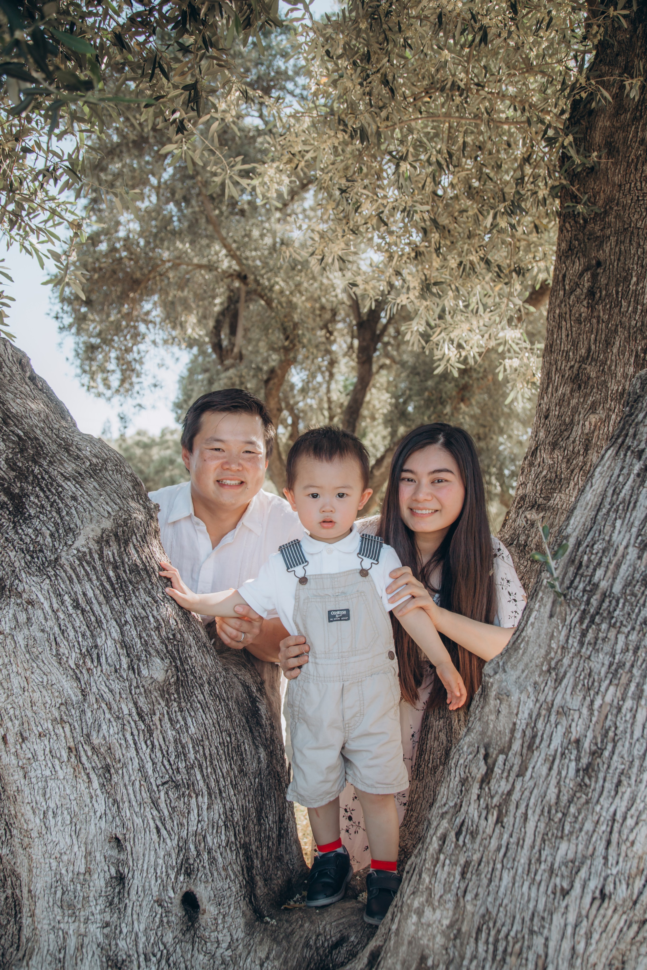 Family in nature. Family and children’s lifestyle photographer Elena Tumanova