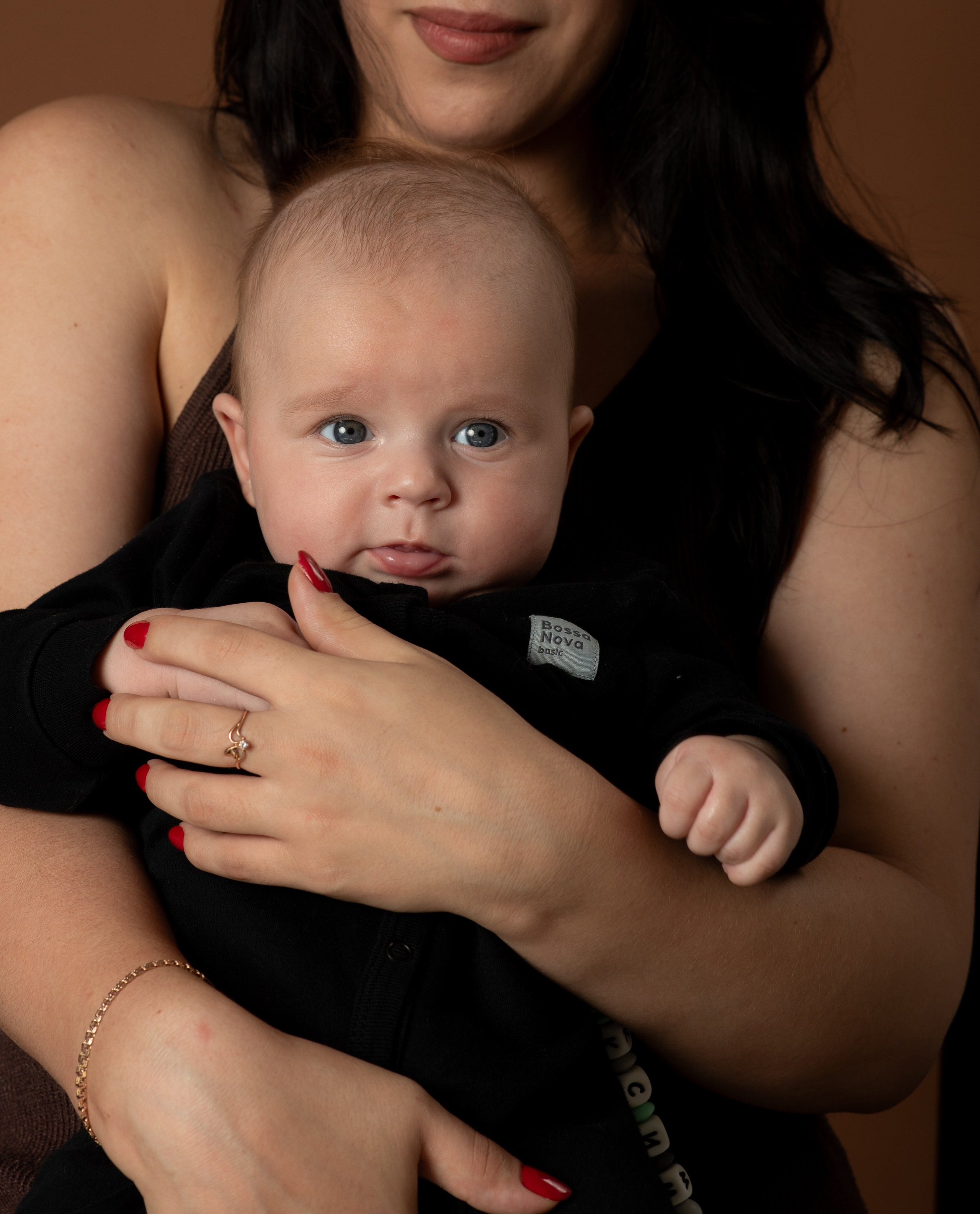 Живые эмоции, объятия, радость и искренние моменты Ваших поколений. Я — семейный фотограф в Анталии, создаю тёплые и естественные фотографии для Вашей семьи