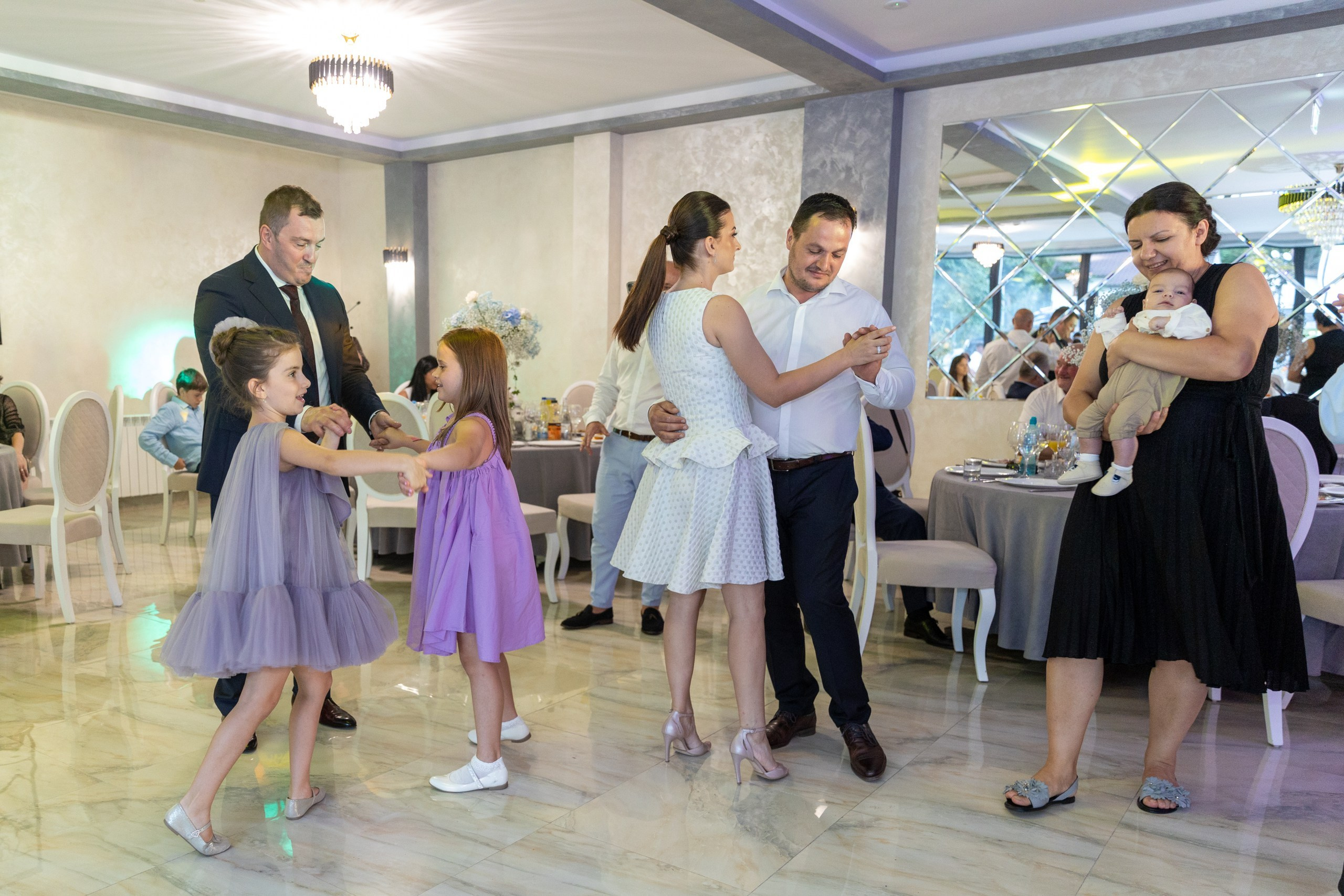 fotograf botez , fotografie botez Botoșani, fotograf Alin Chirilă, amintiri botez, fotografii botez, botez Miruna Parascheva, fotograf copii, fotografie botez în Botoșani-alt="botez , fotografie botez Alin Chirilă, amintiri botez, fotografii emoționante botez Botoșani"-- fotografii-botez-bebelus- amintiri-botez-micuț- moment-sfânt-crestinare- fotografie-emotionanta-botez- detalii-botez-bebelusi- parinti-fericiti-la-botez- fotograf-botez-profesionist- botez-in-biserica-ortodoxa- micuț-botezat-cu-emoție- zâmbete-și-lacrimi-la-botez- bebeluș-la-cristelniță- decor-botez-colorat- botez-cu-dragoste-și-credință- emotie-pura-la-botez- fotograf-botez-botosani- botez-iasi-suceava-fotograf- amintiri-nepretuite-botez-- Preotul ținându-l pe micuțul Mathias Gabriel la botez, în biserica Înălțarea Domnului, Copălău  - Detalii de la botezul lui Mathias – lumânare, trusou și icoană  - Familia lui Mathias Gabriel alături de micuț, în ziua botezului  - Portret emoționant cu mama și bebelușul în brațe, în biserică,fotograf profesionist evenimente Botoșani, Iași, Suceava, Fălticeni, Bacău, Pașcani, Roman - AlinoFotoStudio by Alin Chirilă - servicii foto nuntă, botez, cununie, ședințe foto creative, albume personalizate, fotografii emoționante și calitative pentru cele mai importante momente din viață,fotograf nuntă Botoșani Alin Chirilă,  ședință foto botez Iași - AlinoFotoStudio,  servicii fotograf profesionist evenimente Suceava,  fotograf cununie civilă Fălticeni - Alin Chirilă,  album foto nuntă personalizat Bacău.“Bebeluș botezat în biserică, ținut în brațe de nași”	•	“Detaliu cu lumânarea de botez decorată cu flori albe”	•	“Părinți emoționați alături de copilul lor la ceremonia de botez”	•	“Masa festivă de botez cu decor tematic și tort personalizat”	•	“Momentul în care preotul toarnă apă sfințită pe fruntea bebelușului”	“Bebeluș în rochie albă de botez, zâmbind în brațele mamei”	•	“Detaliu cu cruciulița de botez așezată pe o pernă de satin”	•	“Părinți și nași aprinzând lumânările în timpul ceremoniei de botez”	•	“Tort de botez decorat cu figurine tematice și numele copilului”	•	“Copil botezat dormind liniștit în pătuțul decorat festiv”	•	“Momentul în care preotul binecuvântează copilul în fața altarului”	•	“Invitați adunându-se în jurul mesei festive la petrecerea de botez”	•	“Bebeluș ținând în mână o jucărie personalizată primită la botez”	•	“Familie fericită pozând împreună după ceremonia de botez”	•	“Decor tematic cu baloane și flori la locația petrecerii de botez” fotograf Botoșani fotograf evenimente fotograf botez Alin Chirila fotograf alinofotostudio.fotograf botez Amelis Maria, fotografie botez Botoșani, fotograf Alin Chirilă, amintiri botez, fotografii botez, botez Amelis Maria, fotograf copii, fotografie botez în Botoșani,