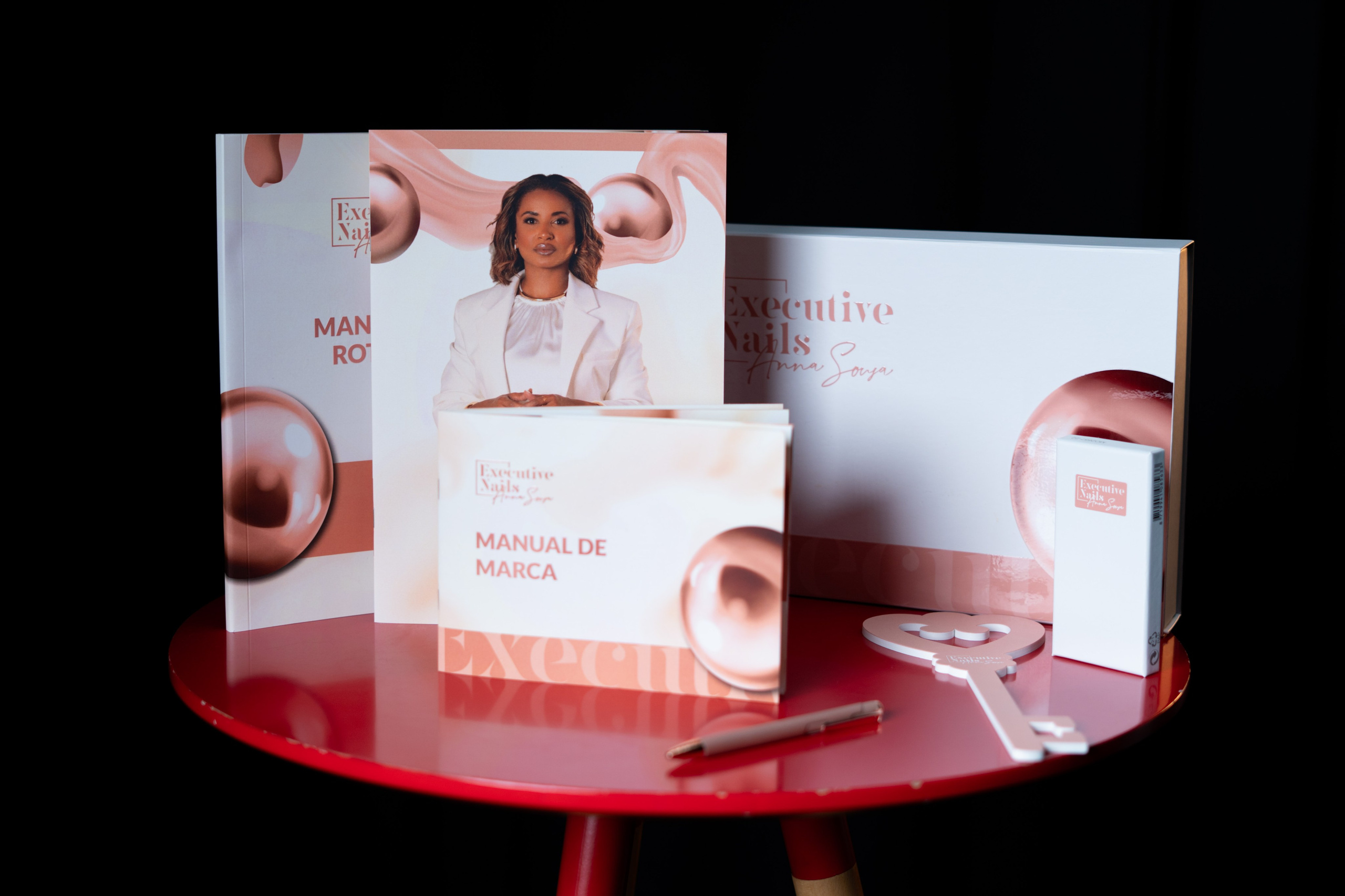 Anna Sousa — Executive Nails. Frames by Giovani Braga