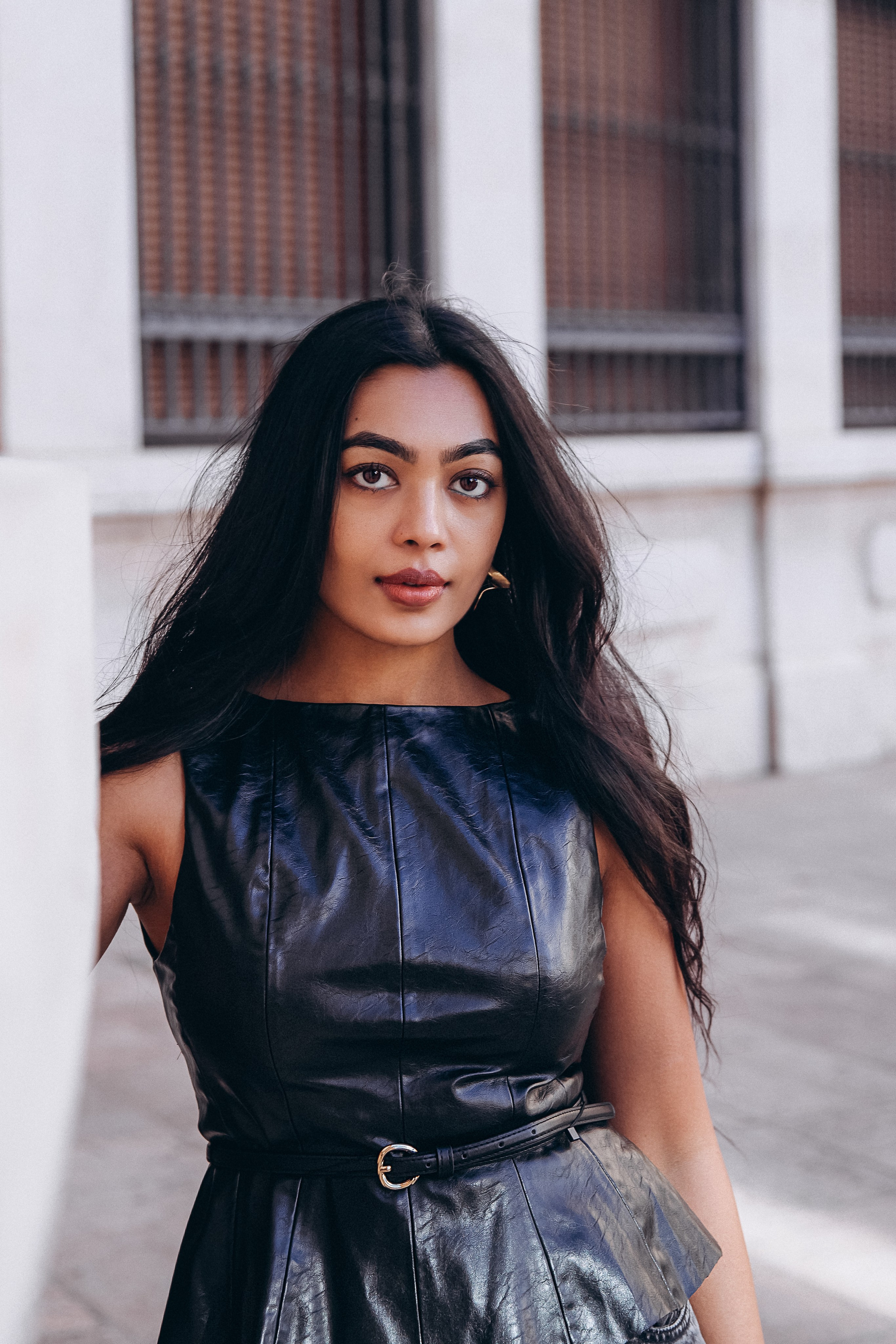 Крупный женский портрет, сделанный в Валенсии, Испания — уверенная женщина в стильном черном наряде с длинными распущенными волосами. Отличный выбор для современных женских портретных фотосессий в Валенсии и по всей Испании, подчеркивающих элегантность, уверенность и индивидуальный стиль.