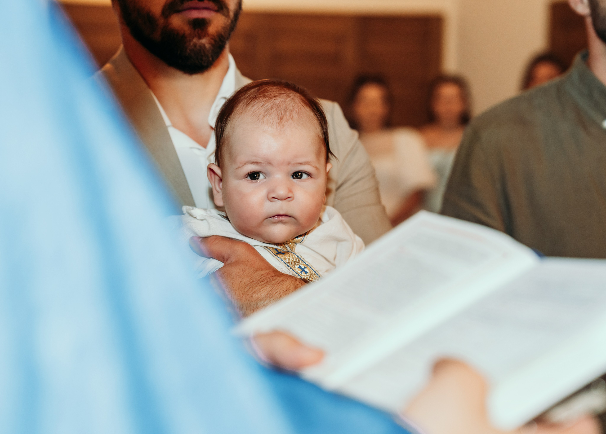 Detalj trebnika i bebe na krstanju u Beogradu